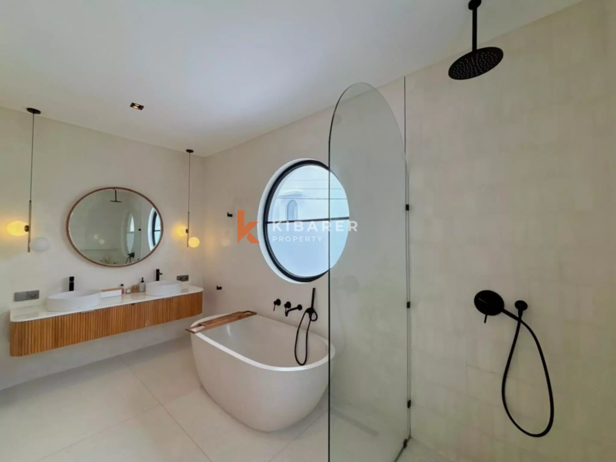 Vila Tiga Kamar Tidur Mediterania Modern dengan Interior Kontemporer dan Nuansa Bali Tropis di Umalas