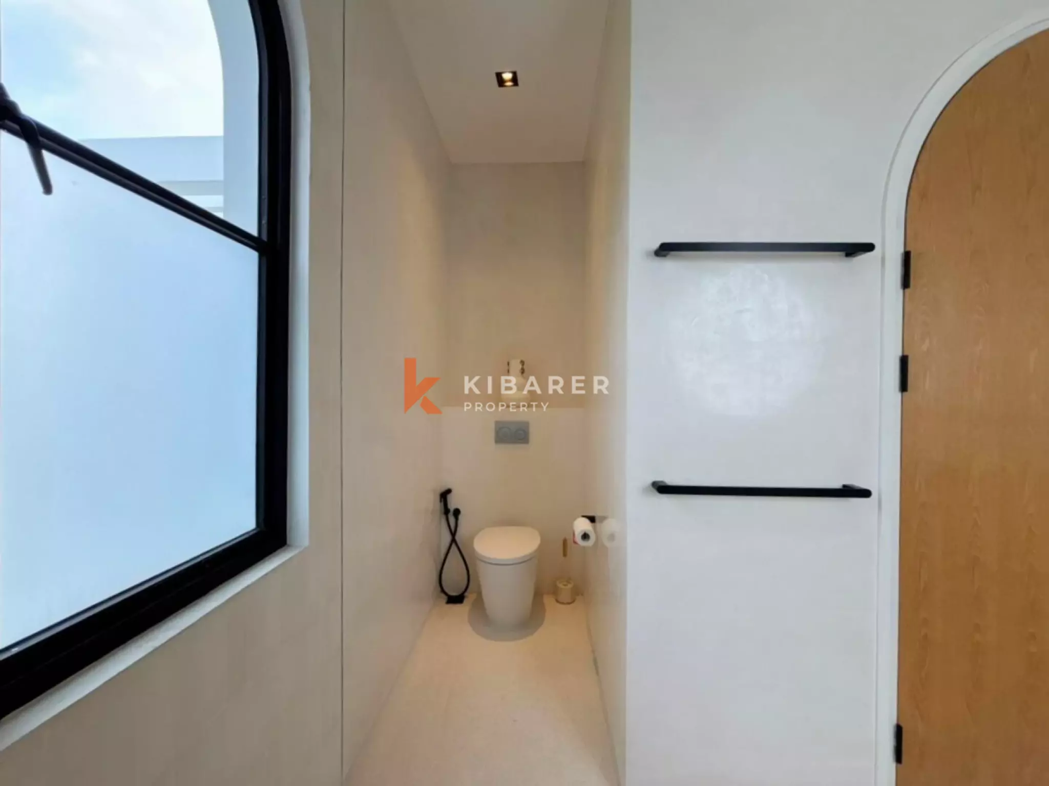 Vila Tiga Kamar Tidur Mediterania Modern dengan Interior Kontemporer dan Nuansa Bali Tropis di Umalas