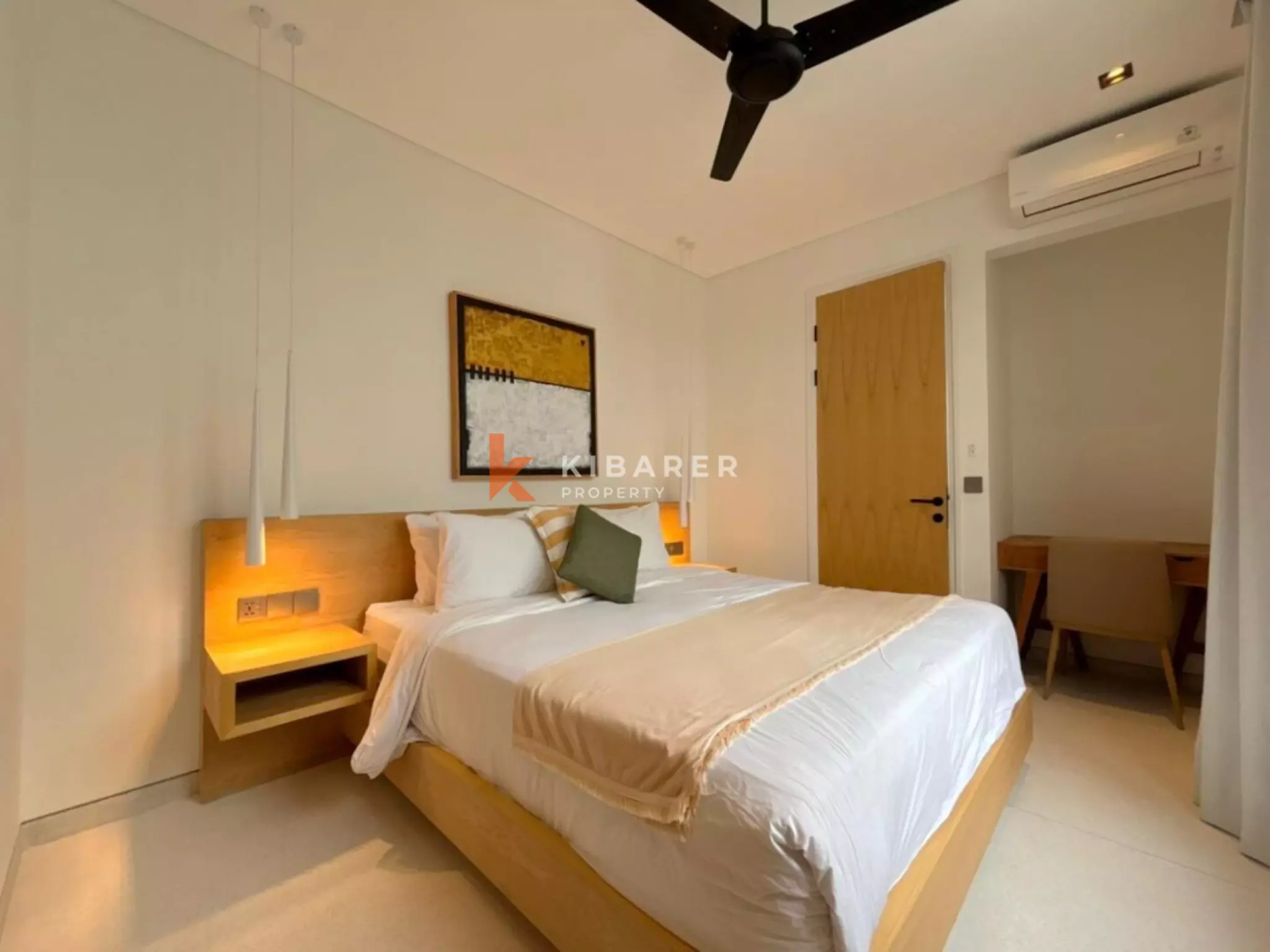 Vila Tiga Kamar Tidur Mediterania Modern dengan Interior Kontemporer dan Nuansa Bali Tropis di Umalas