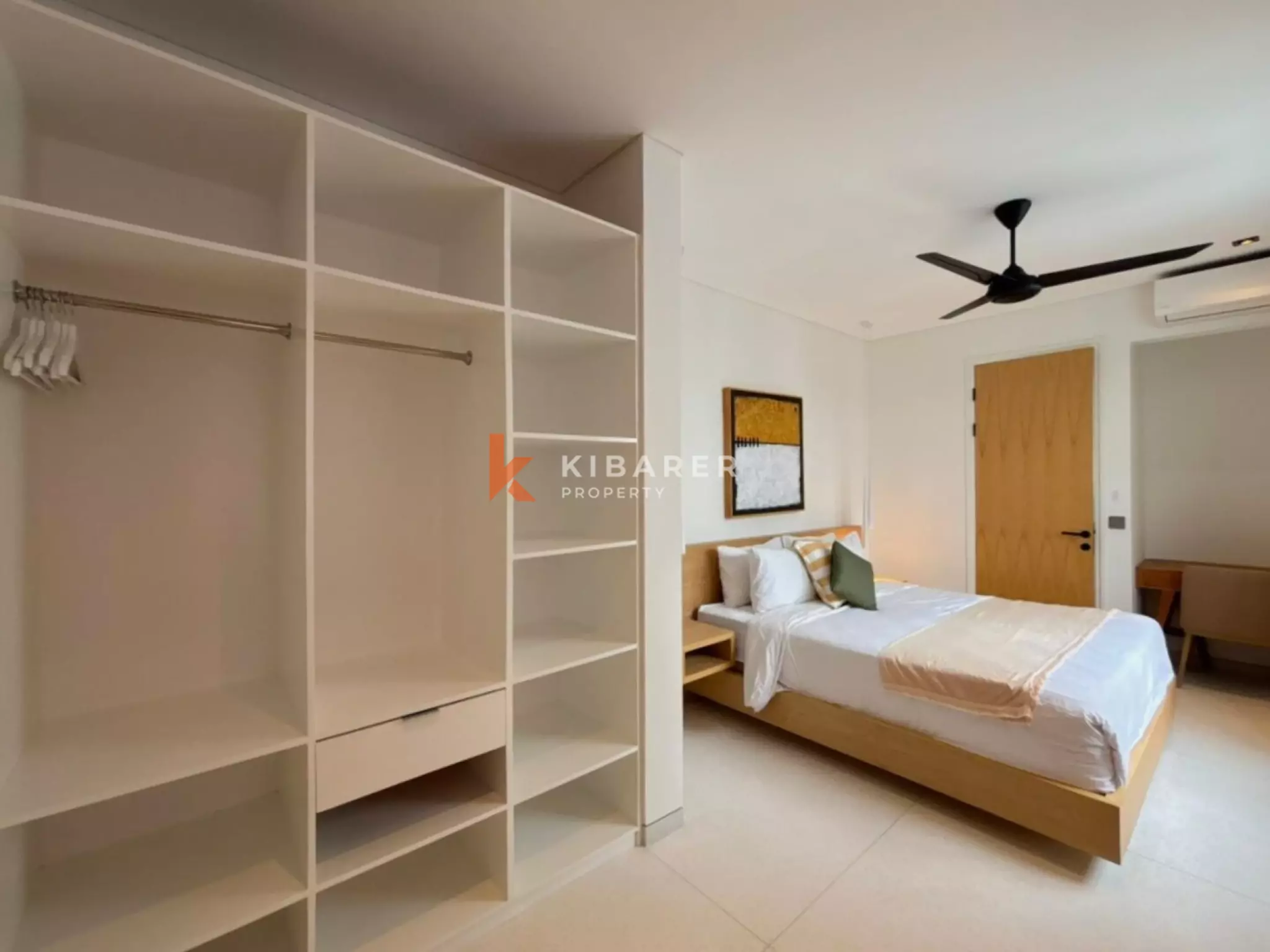 Vila Tiga Kamar Tidur Mediterania Modern dengan Interior Kontemporer dan Nuansa Bali Tropis di Umalas