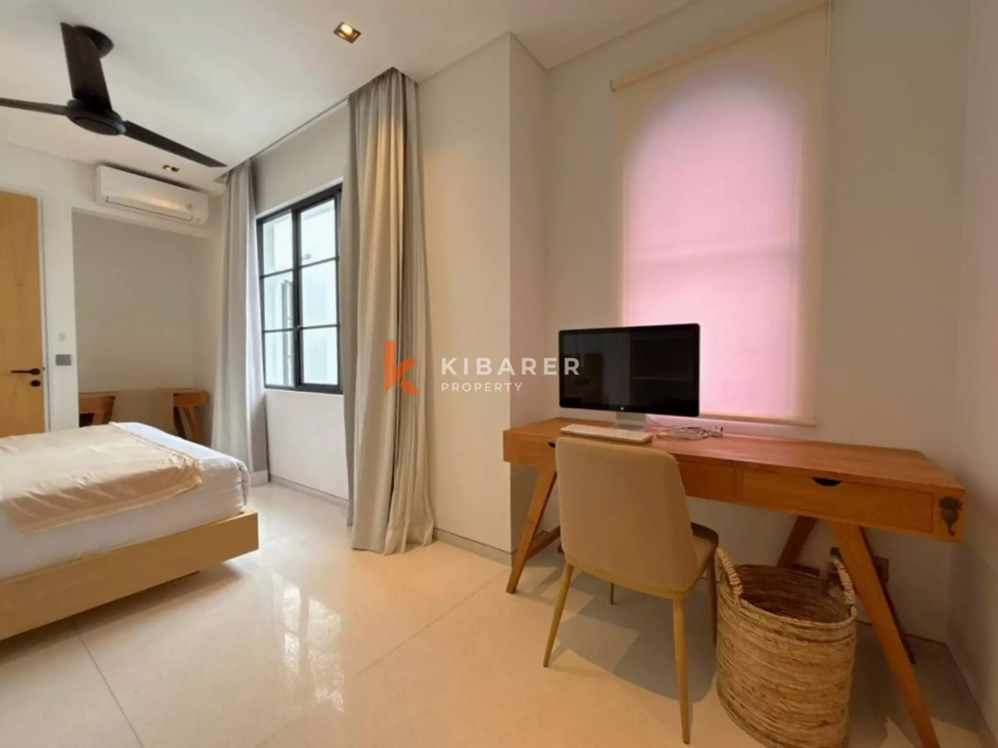 Vila Tiga Kamar Tidur Mediterania Modern dengan Interior Kontemporer dan Nuansa Bali Tropis di Umalas