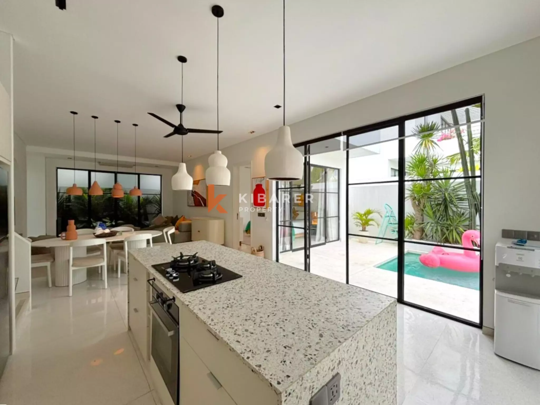 Vila Tiga Kamar Tidur Mediterania Modern dengan Interior Kontemporer dan Nuansa Bali Tropis di Umalas