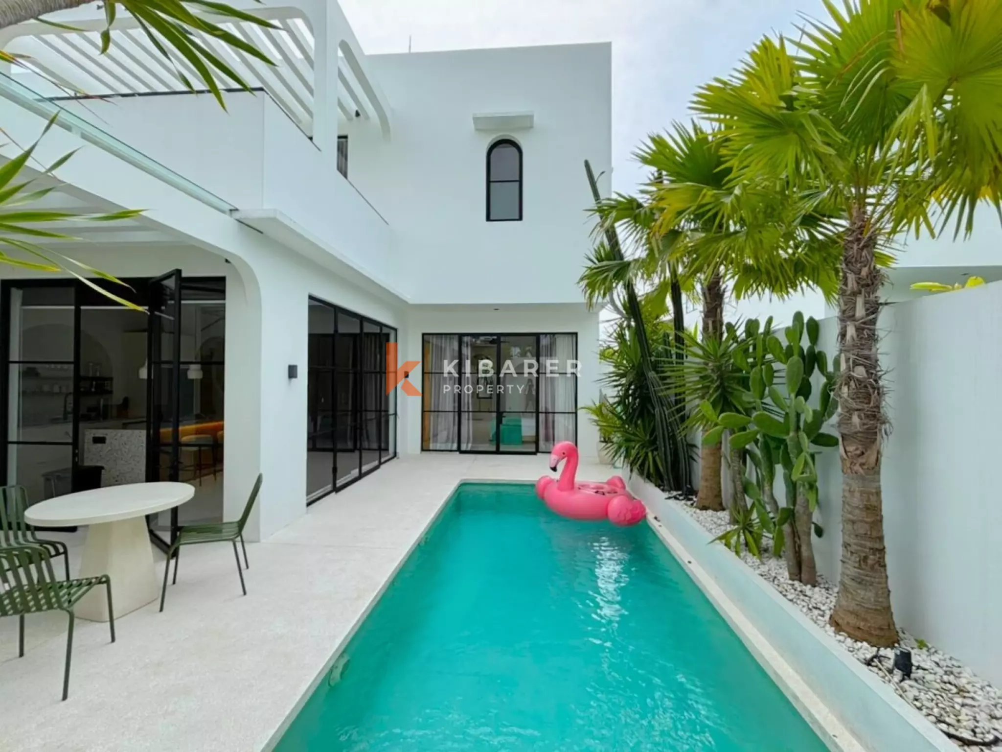 Vila Tiga Kamar Tidur Mediterania Modern dengan Interior Kontemporer dan Nuansa Bali Tropis di Umalas