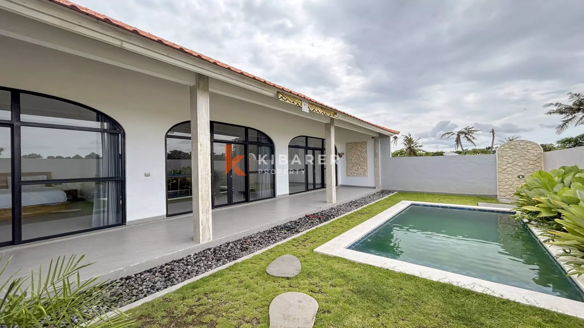 Vila Dua Kamar Tidur dengan Kolam Renang dan Hunian Tertutup Tropis di Munggu