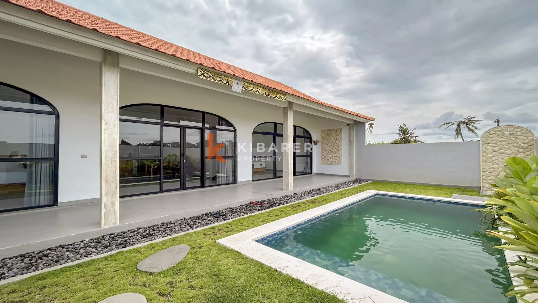 Vila Dua Kamar Tidur dengan Kolam Renang dan Hunian Tertutup Tropis di Munggu