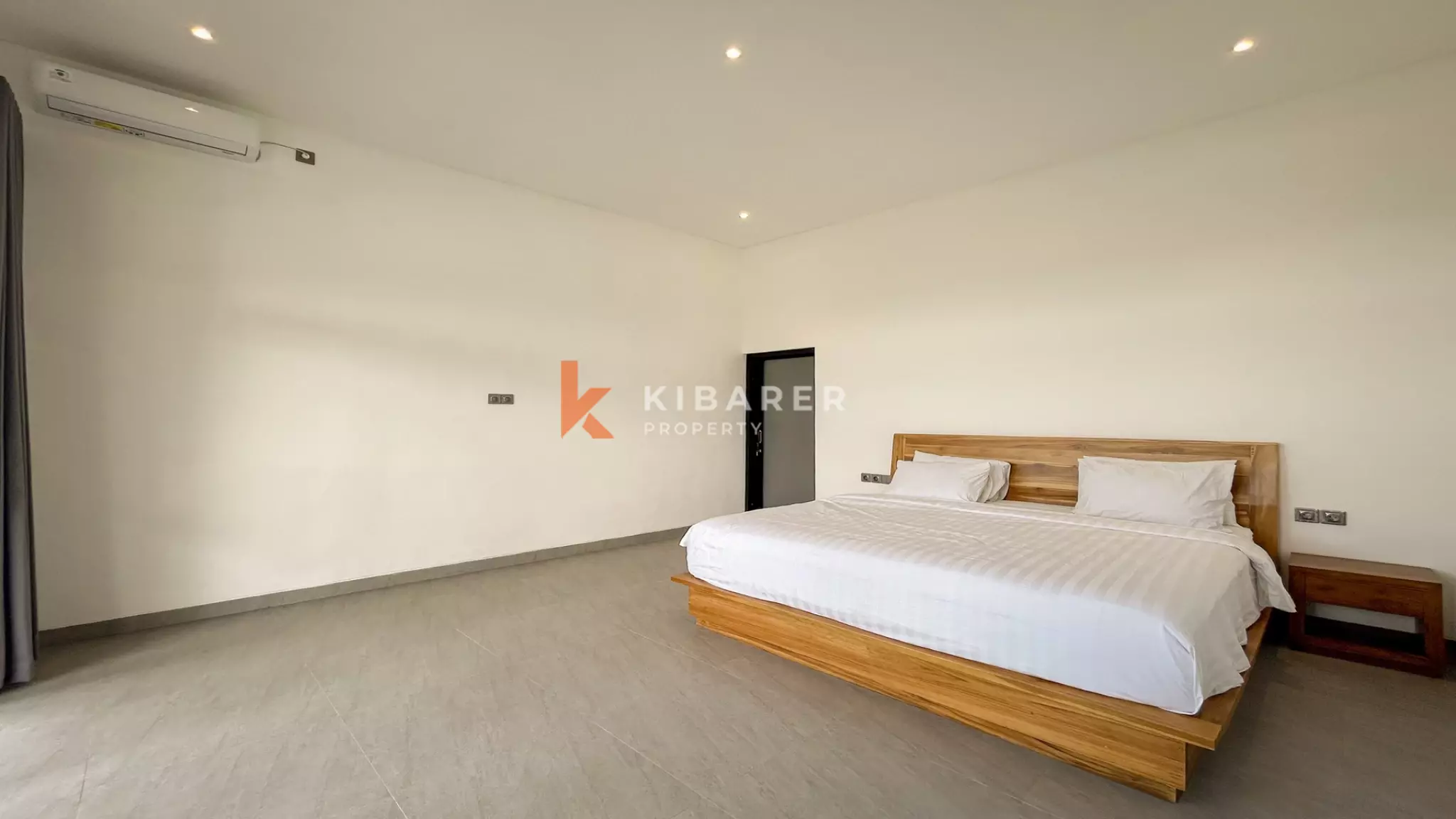 Vila Dua Kamar Tidur dengan Kolam Renang dan Hunian Tertutup Tropis di Munggu