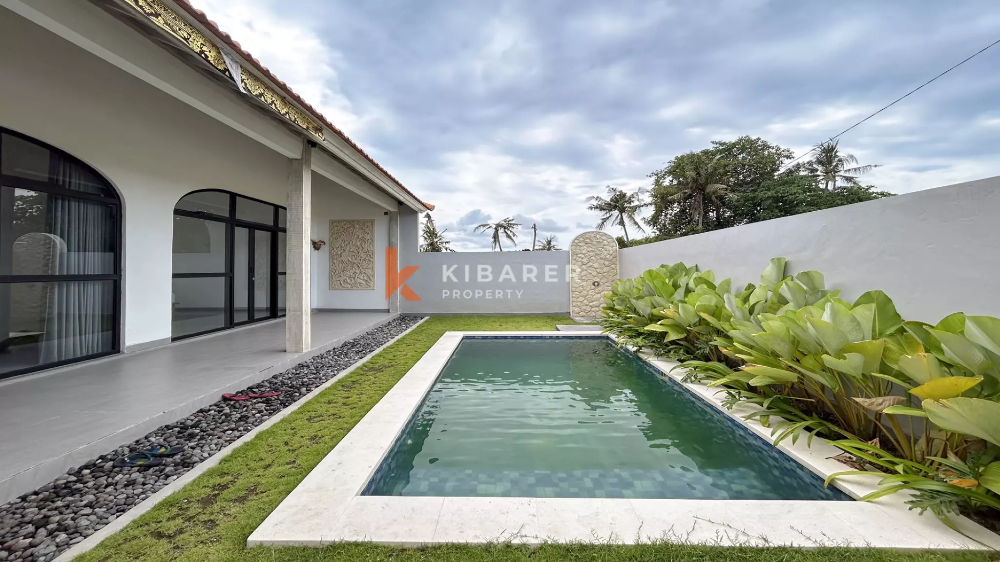 Vila Dua Kamar Tidur dengan Kolam Renang dan Hunian Tertutup Tropis di Munggu