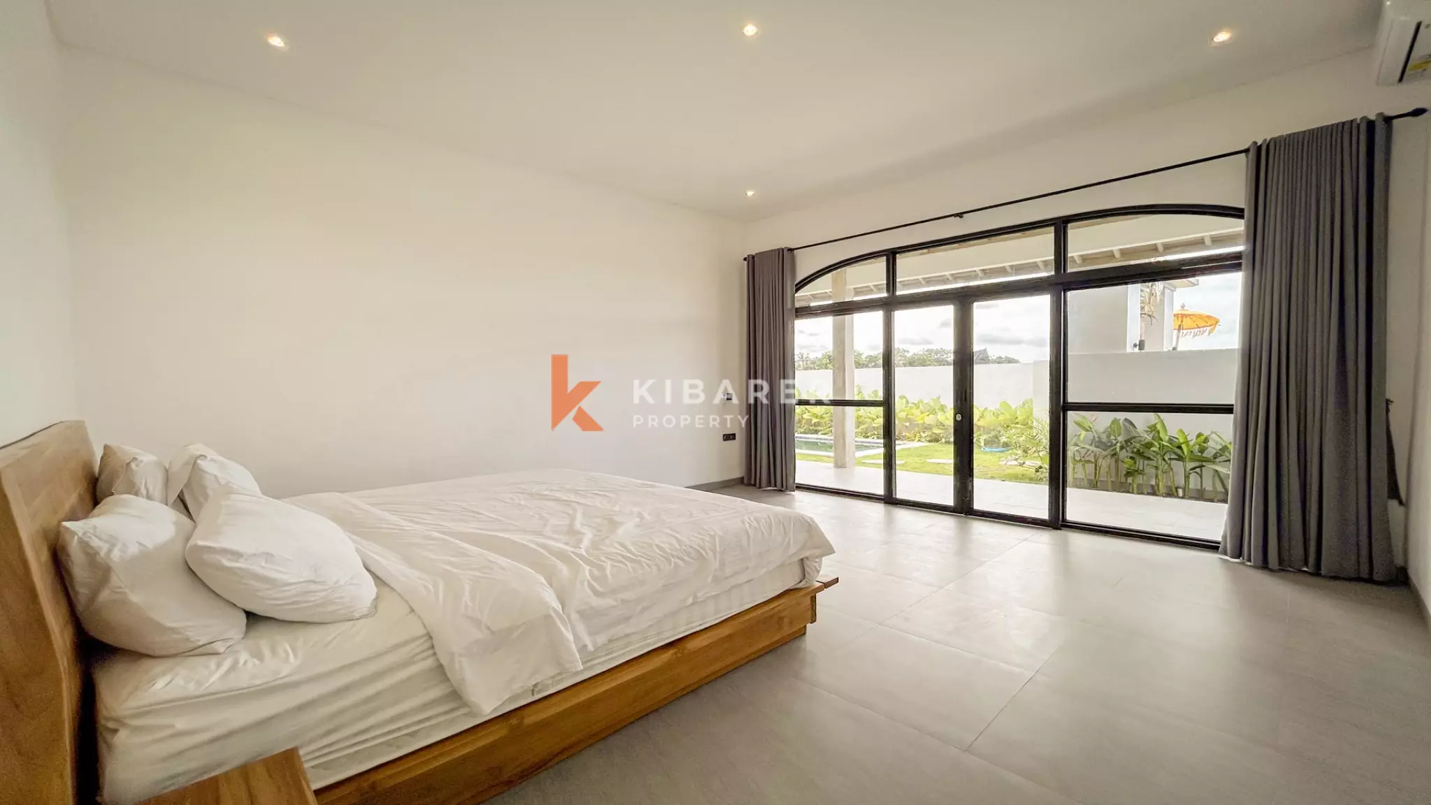 Vila Dua Kamar Tidur dengan Kolam Renang dan Hunian Tertutup Tropis di Munggu