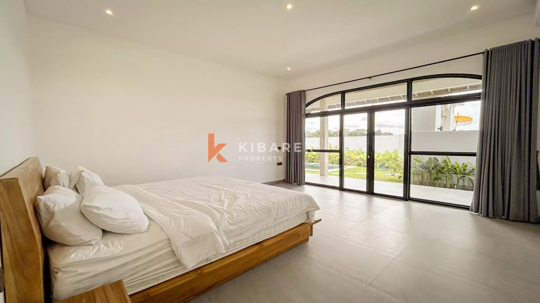 Vila Dua Kamar Tidur dengan Kolam Renang dan Hunian Tertutup Tropis di Munggu