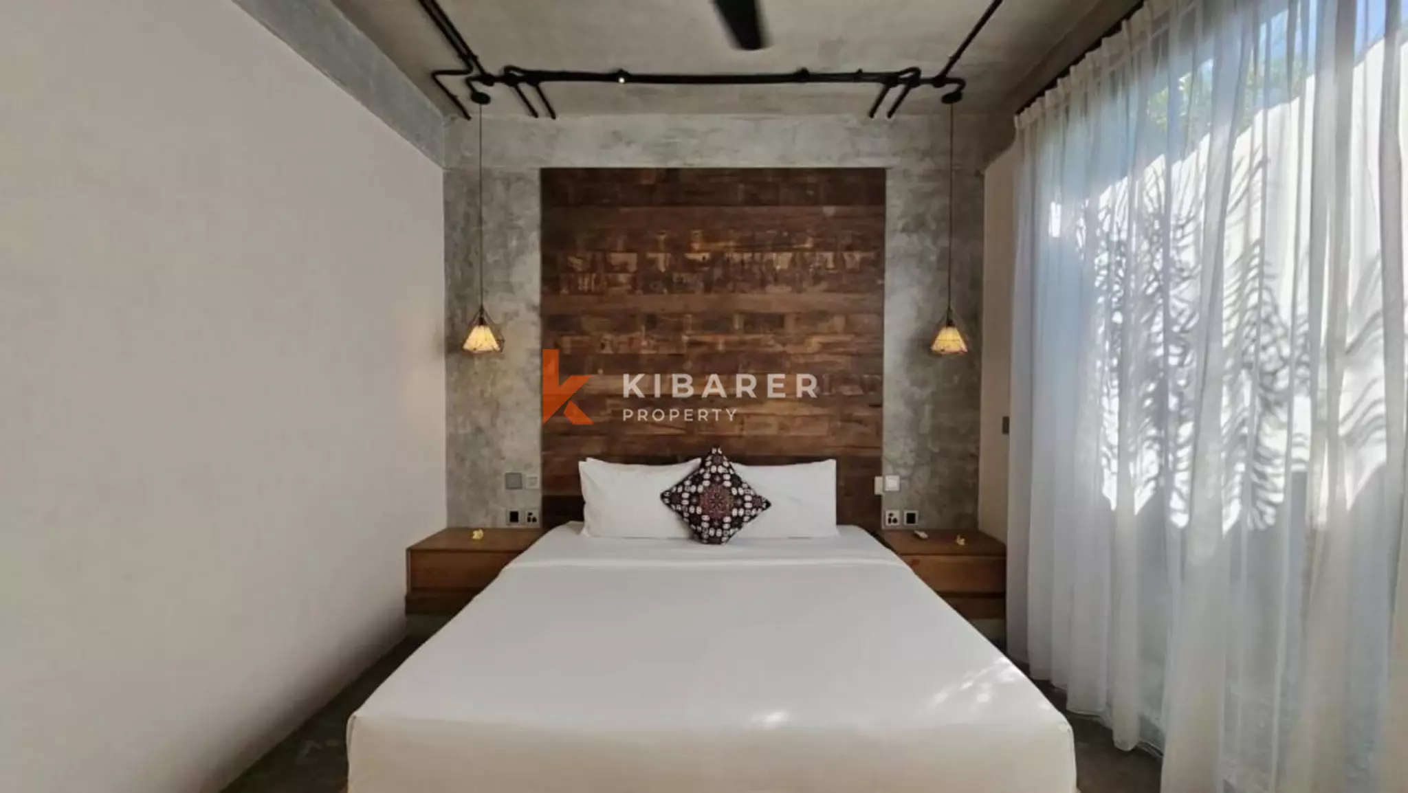 Perpaduan Rustic dan Modern - Vila Joglo Tiga Kamar Tidur di Pererenan