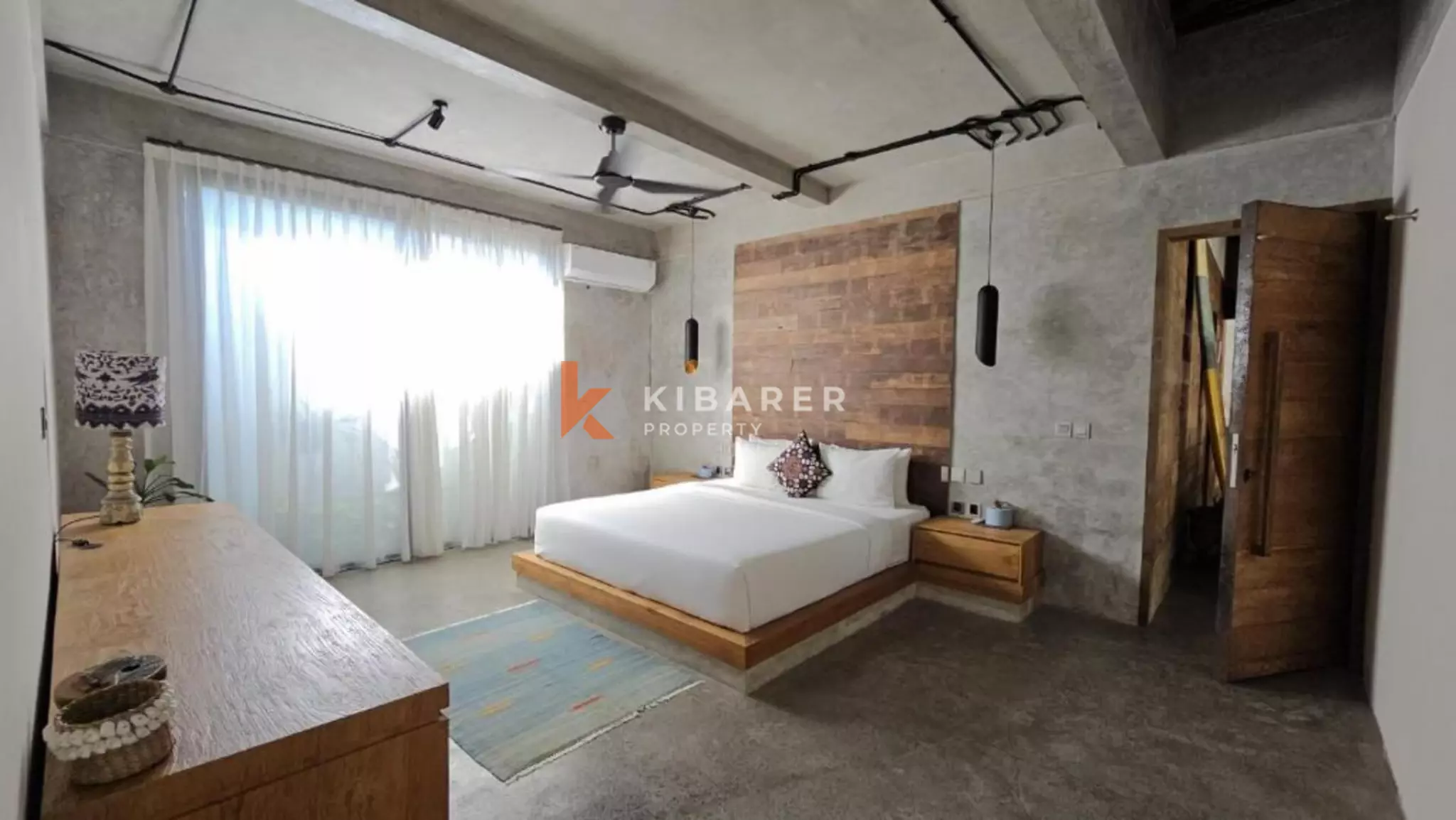 Perpaduan Rustic dan Modern - Vila Joglo Tiga Kamar Tidur di Pererenan