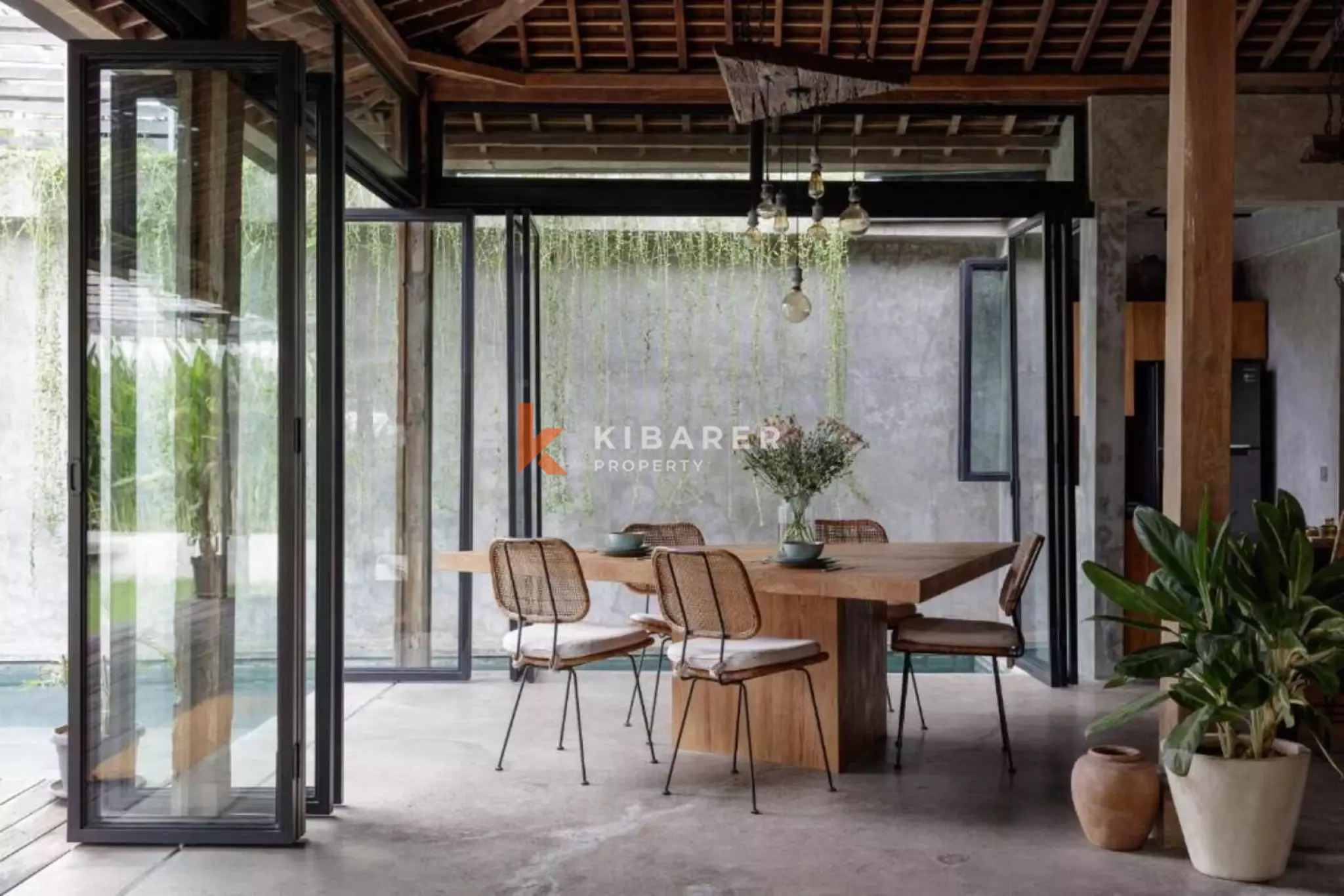 Perpaduan Rustic dan Modern - Vila Joglo Tiga Kamar Tidur di Pererenan