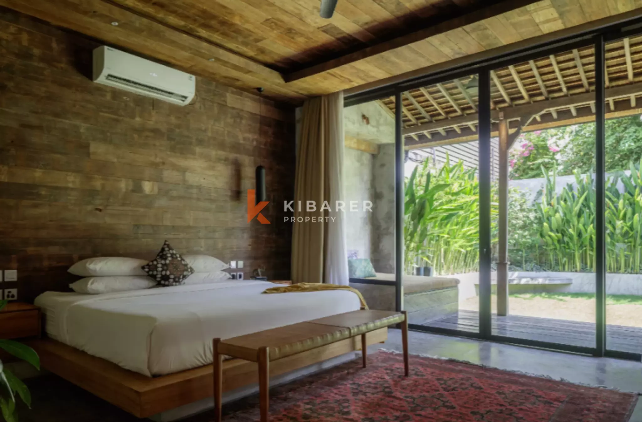 Perpaduan Rustic dan Modern - Vila Joglo Tiga Kamar Tidur di Pererenan