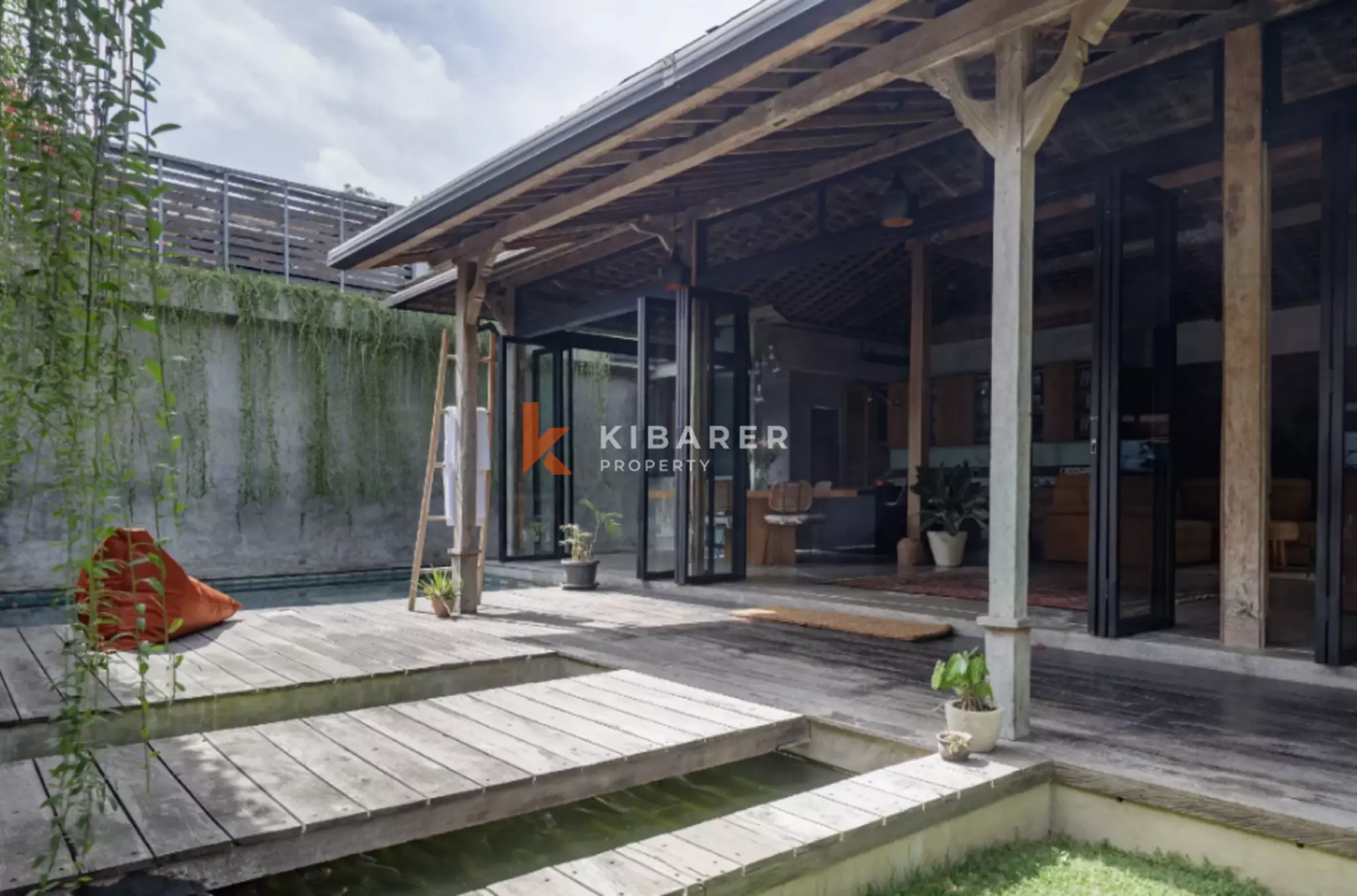 Perpaduan Rustic dan Modern - Vila Joglo Tiga Kamar Tidur di Pererenan