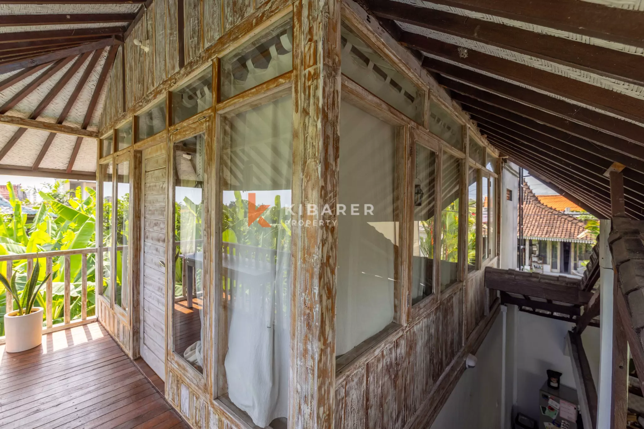 Authentique villa balinaise de deux chambres avec piscine et espace de vie ouvert à Seseh