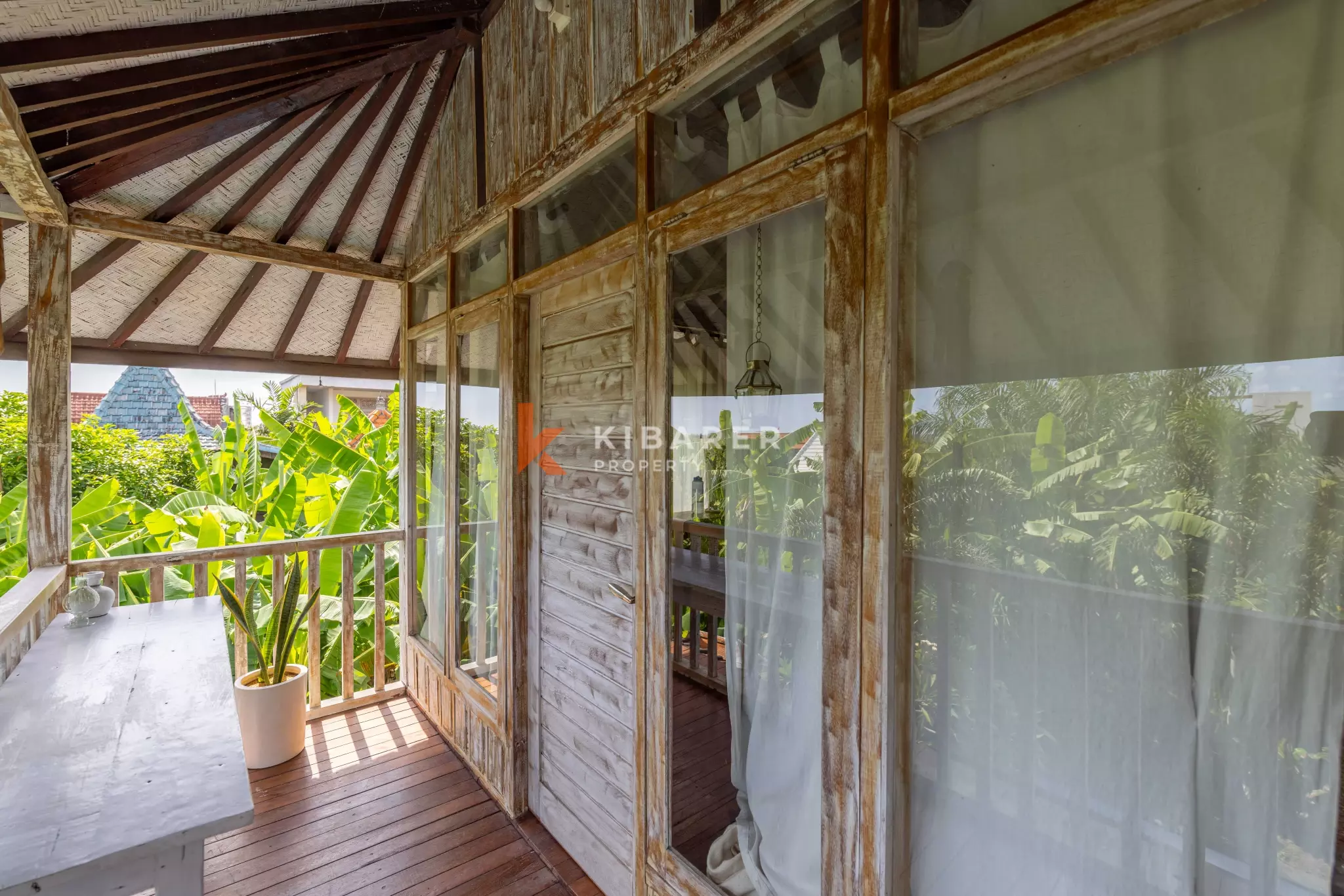 Authentique villa balinaise de deux chambres avec piscine et espace de vie ouvert à Seseh