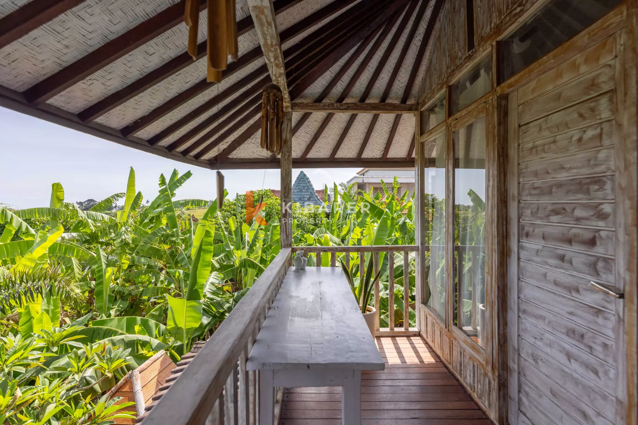 Authentique villa balinaise de deux chambres avec piscine et espace de vie ouvert à Seseh