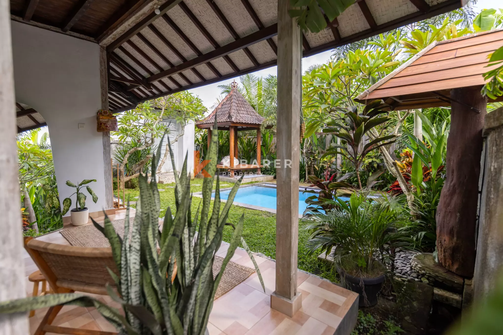 Authentique villa balinaise de deux chambres avec piscine et espace de vie ouvert à Seseh