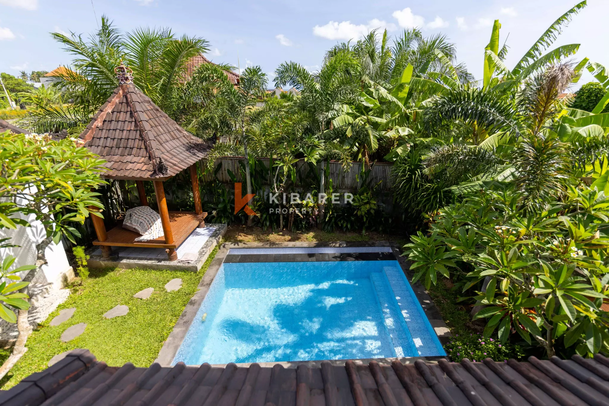 Authentique villa balinaise de deux chambres avec piscine et espace de vie ouvert à Seseh