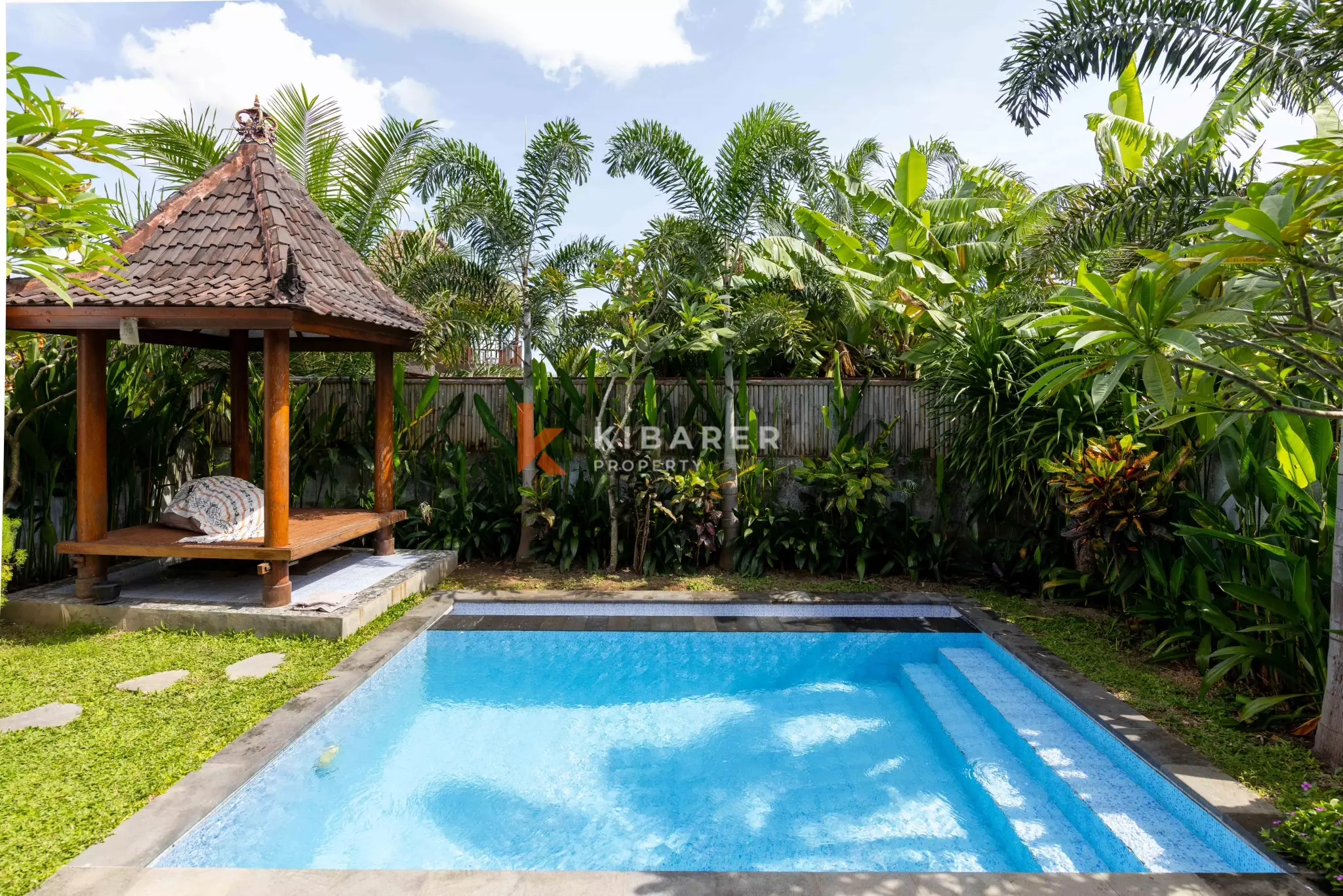 Authentique villa balinaise de deux chambres avec piscine et espace de vie ouvert à Seseh