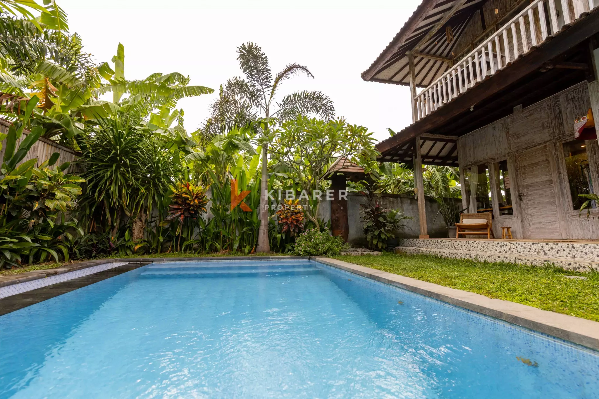 Authentique villa balinaise de deux chambres avec piscine et espace de vie ouvert à Seseh