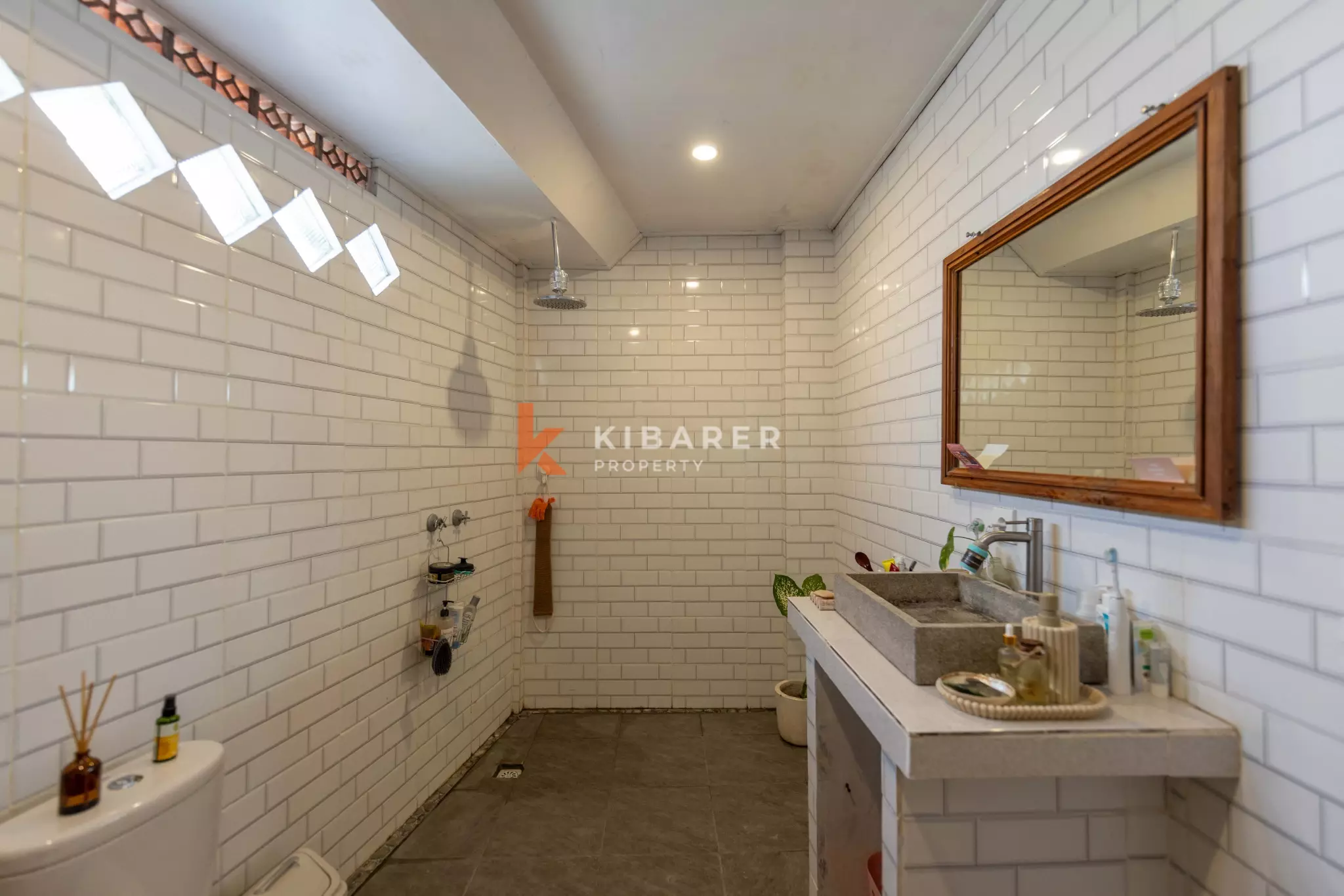 Authentique villa balinaise de deux chambres avec piscine et espace de vie ouvert à Seseh