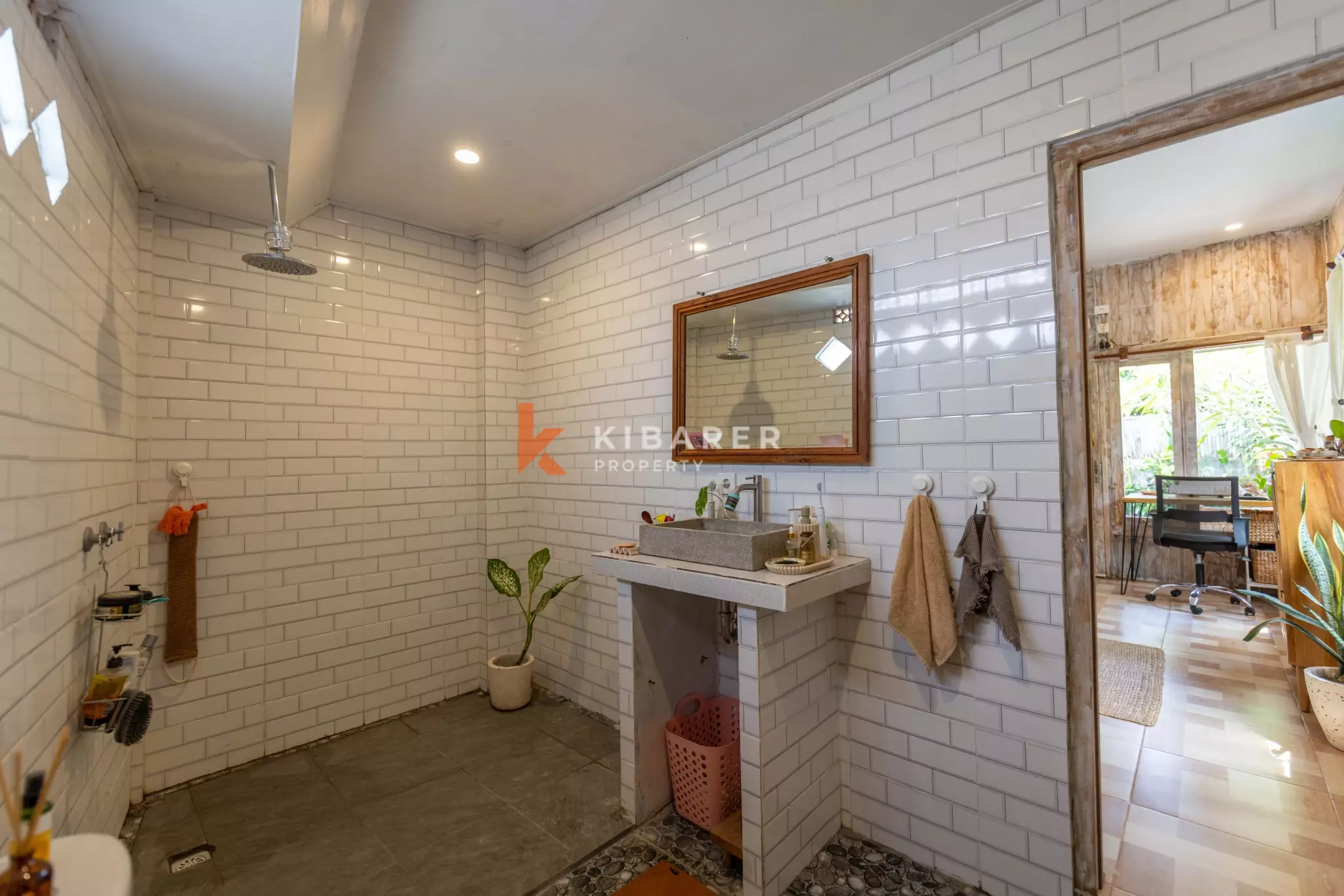 Authentique villa balinaise de deux chambres avec piscine et espace de vie ouvert à Seseh