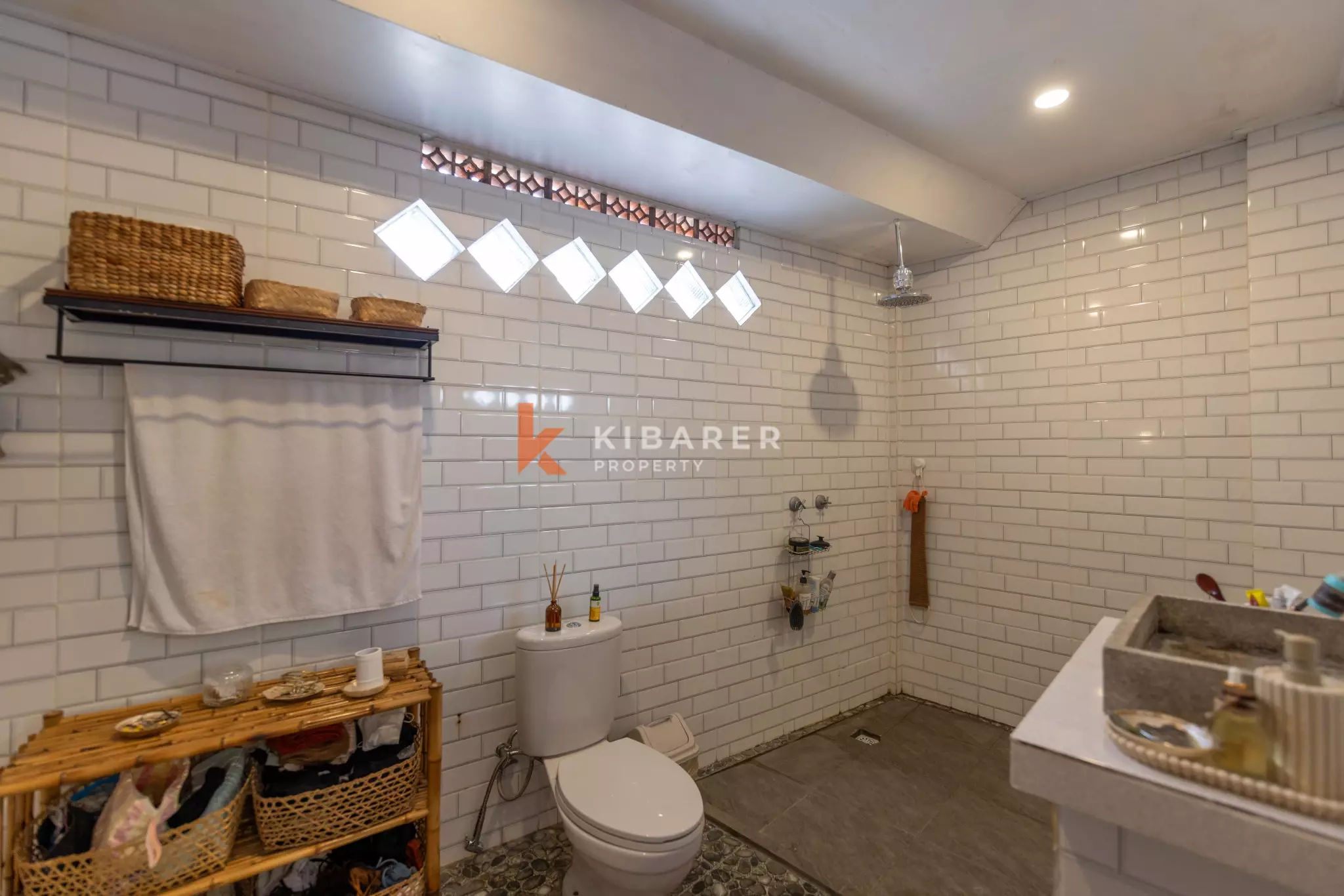 Authentique villa balinaise de deux chambres avec piscine et espace de vie ouvert à Seseh