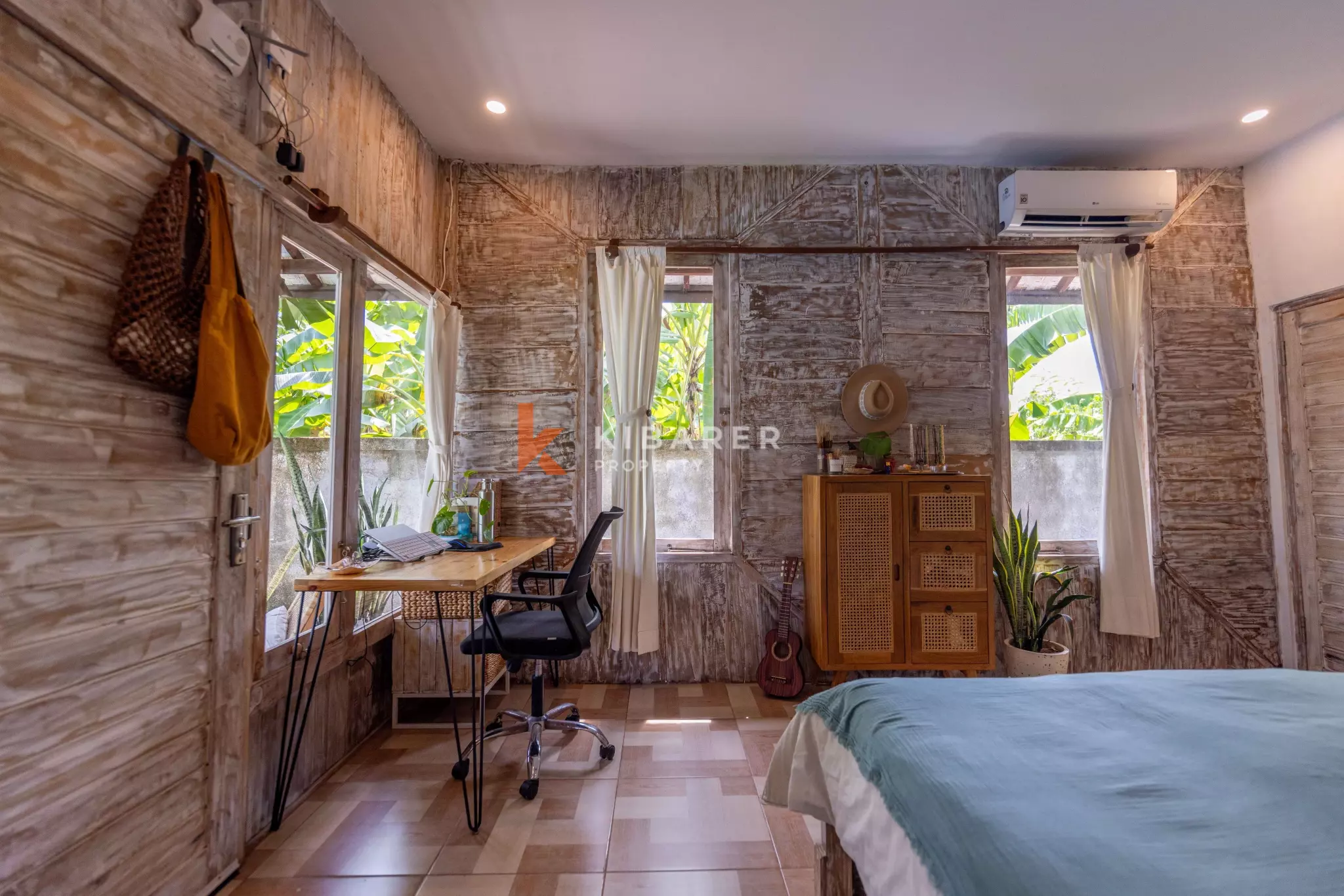 Authentique villa balinaise de deux chambres avec piscine et espace de vie ouvert à Seseh