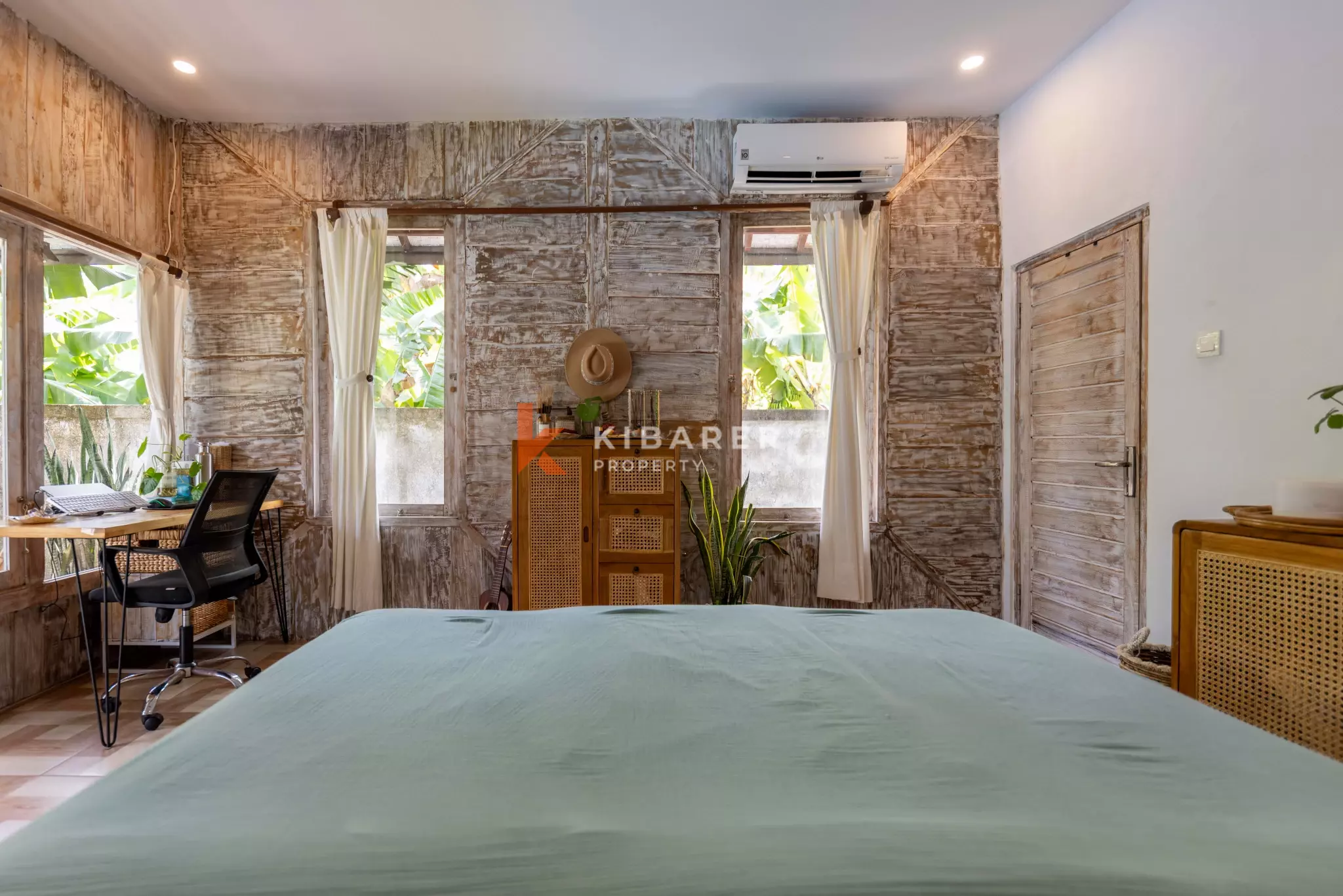 Authentique villa balinaise de deux chambres avec piscine et espace de vie ouvert à Seseh