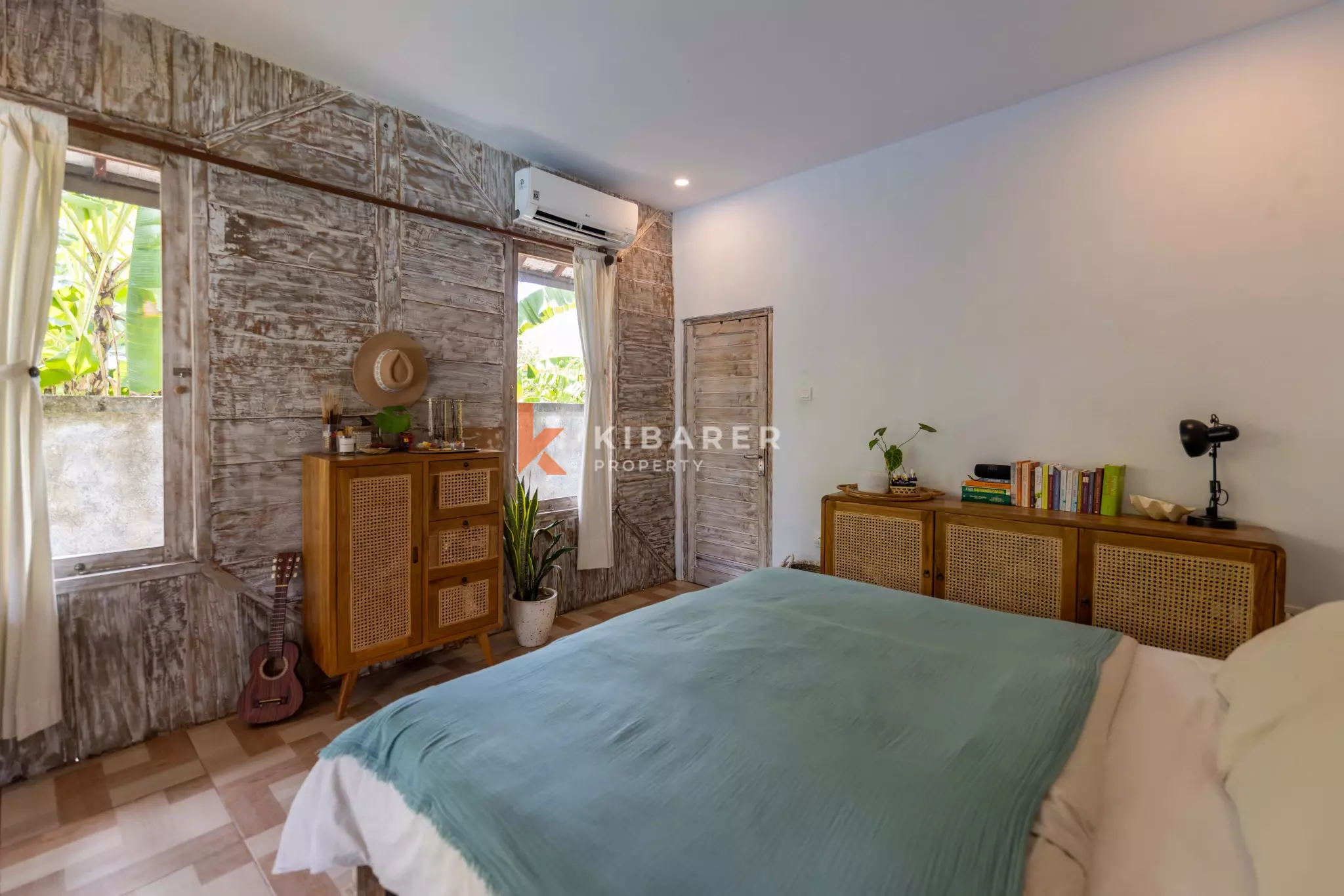 Authentique villa balinaise de deux chambres avec piscine et espace de vie ouvert à Seseh