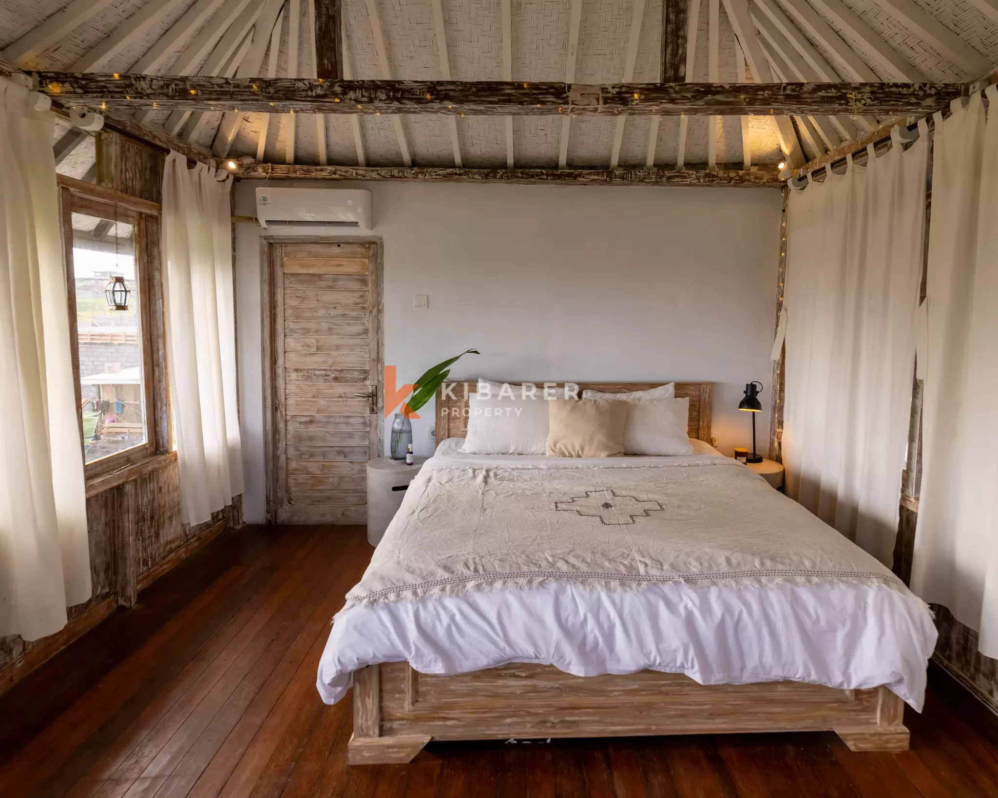 Authentique villa balinaise de deux chambres avec piscine et espace de vie ouvert à Seseh