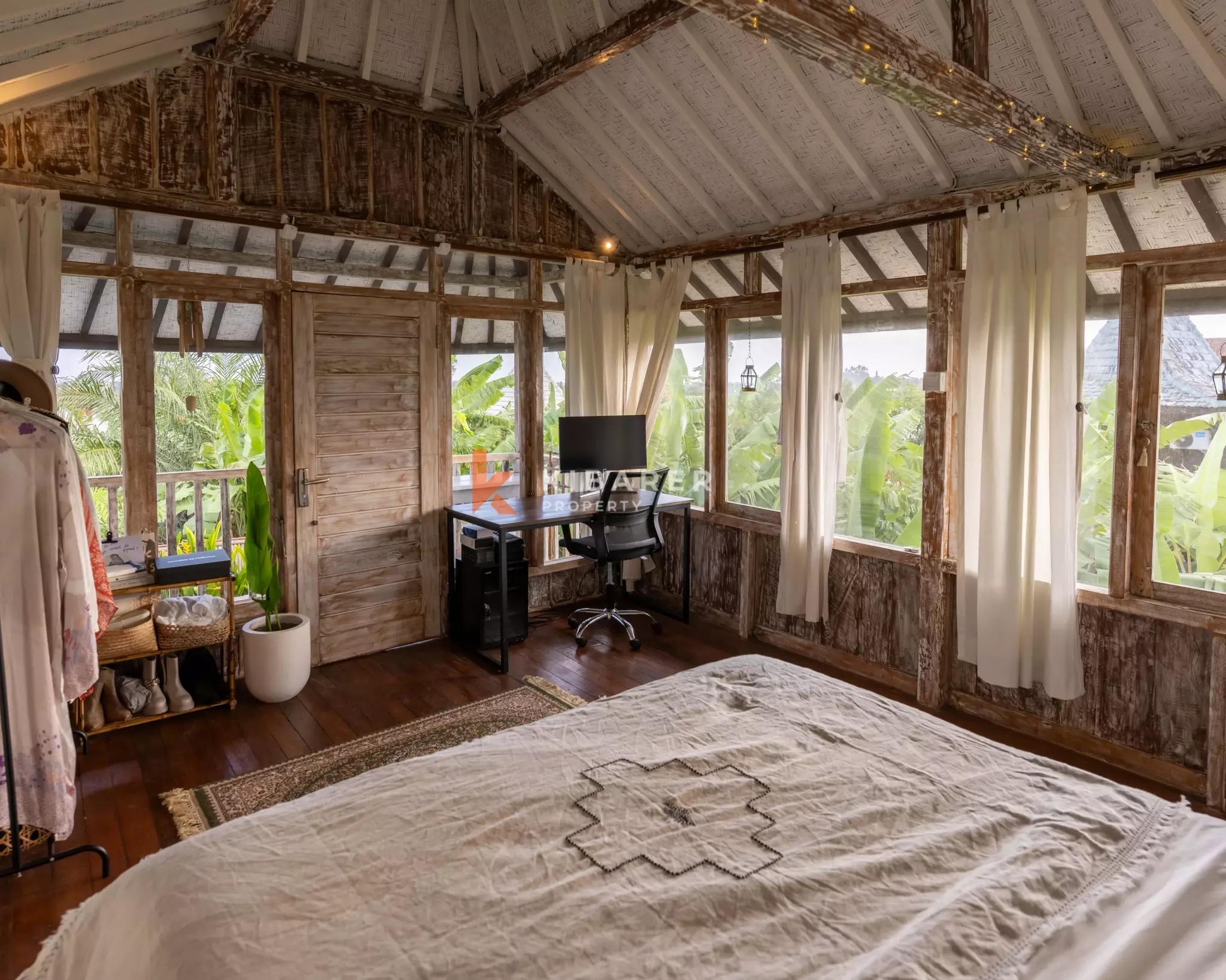 Authentique villa balinaise de deux chambres avec piscine et espace de vie ouvert à Seseh