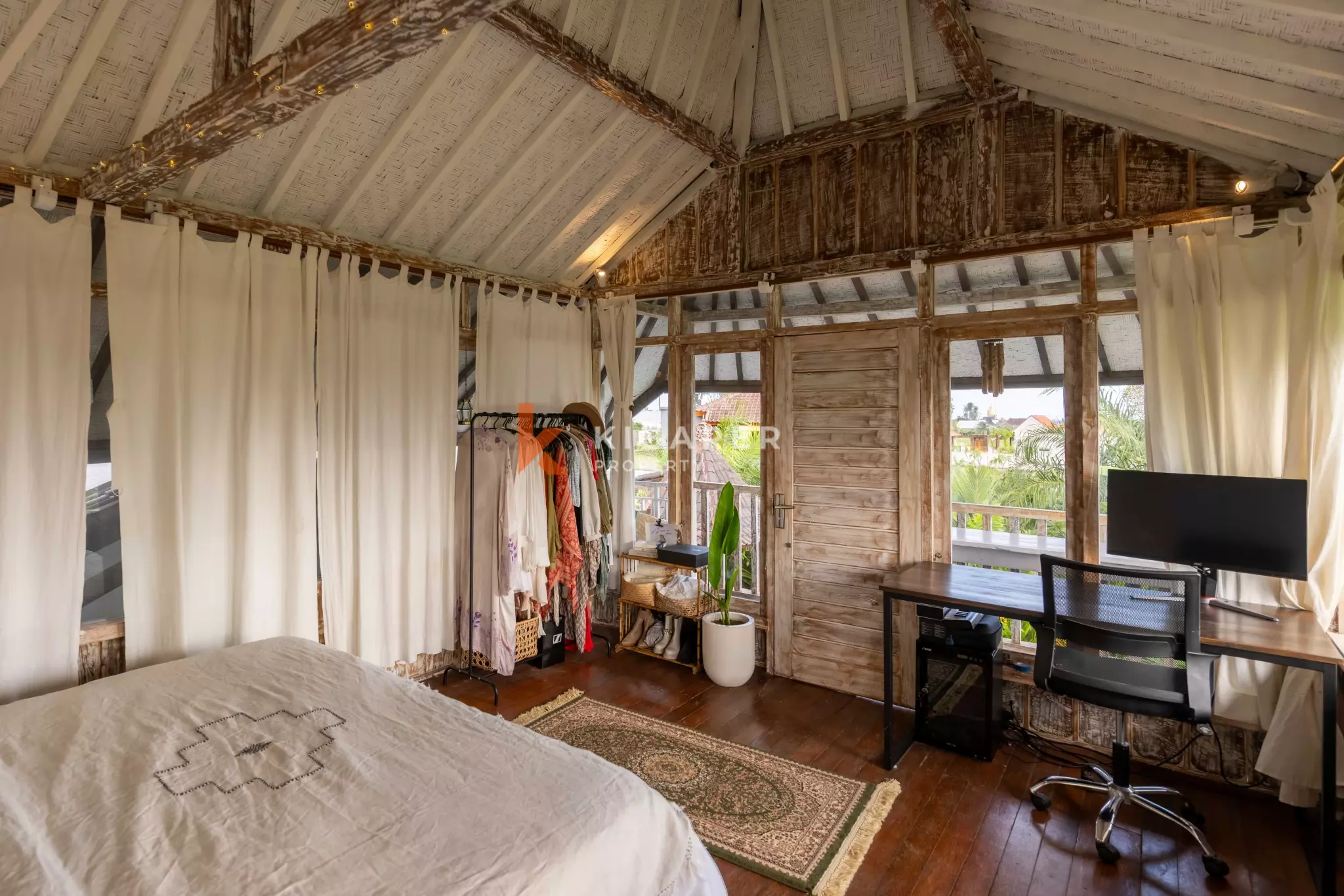 Authentique villa balinaise de deux chambres avec piscine et espace de vie ouvert à Seseh