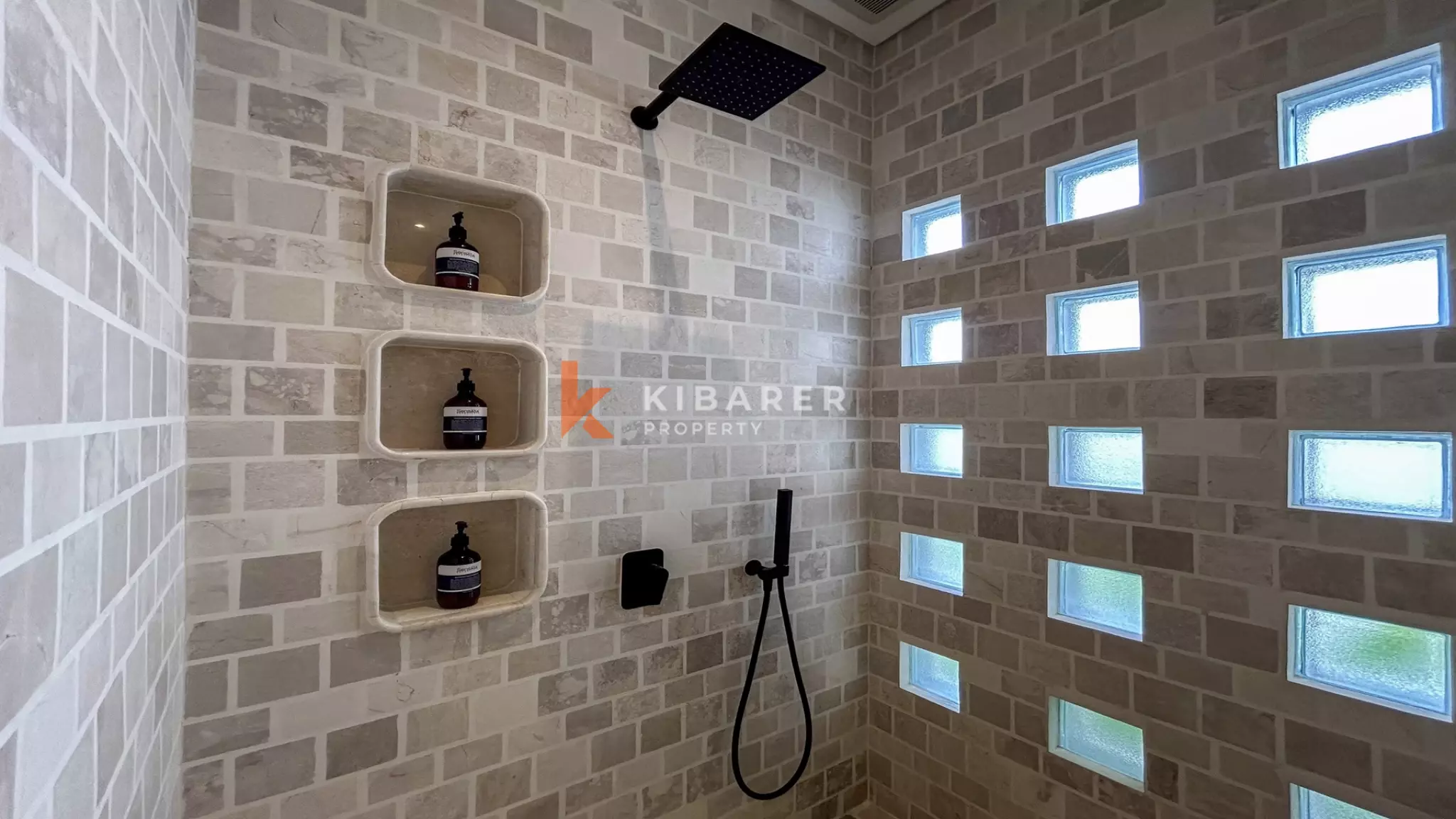 Vila Mewah Tiga Kamar Tidur Tertutup yang Elegan di Canggu