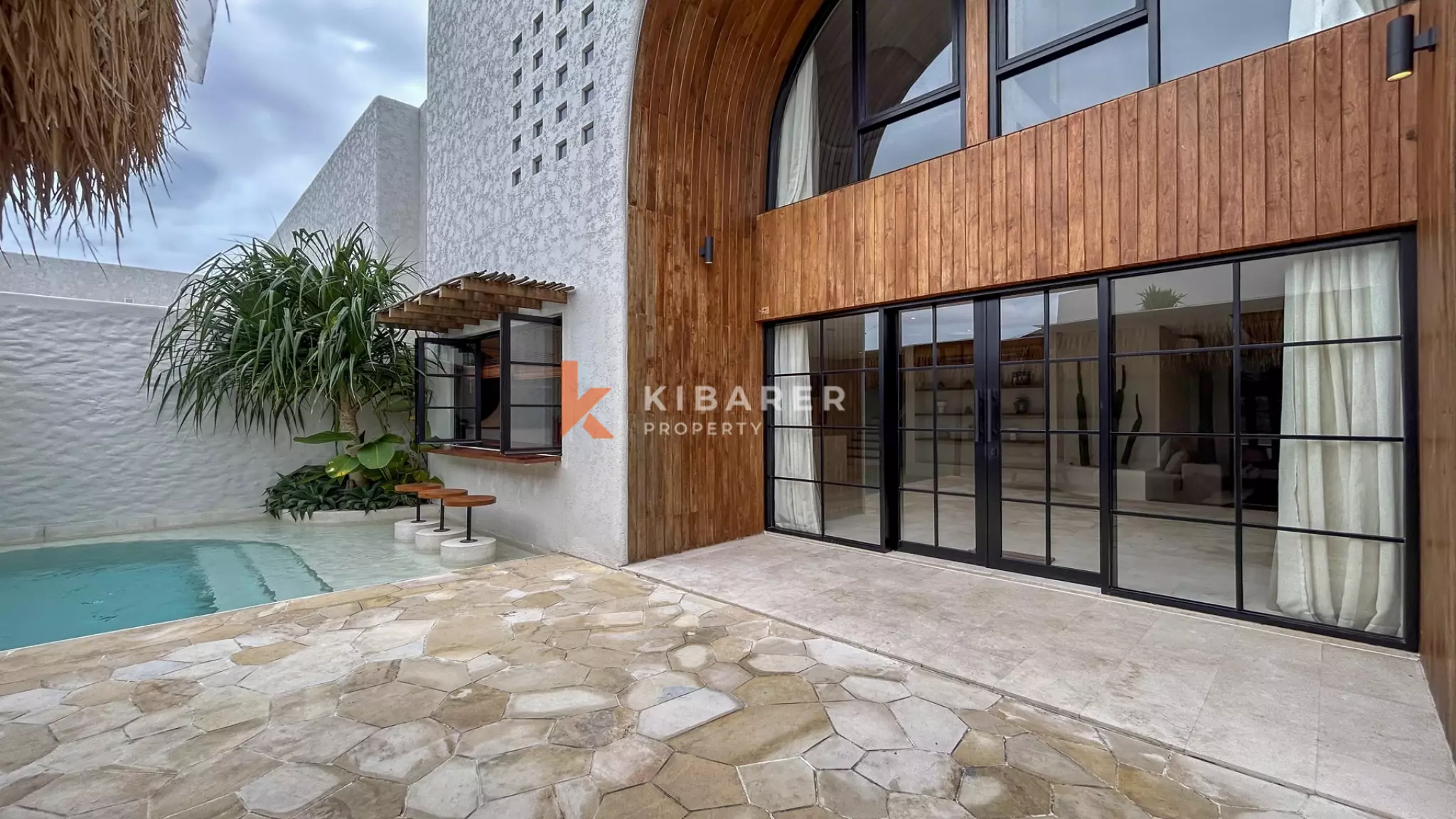 Vila Mewah Tiga Kamar Tidur Tertutup yang Elegan di Canggu