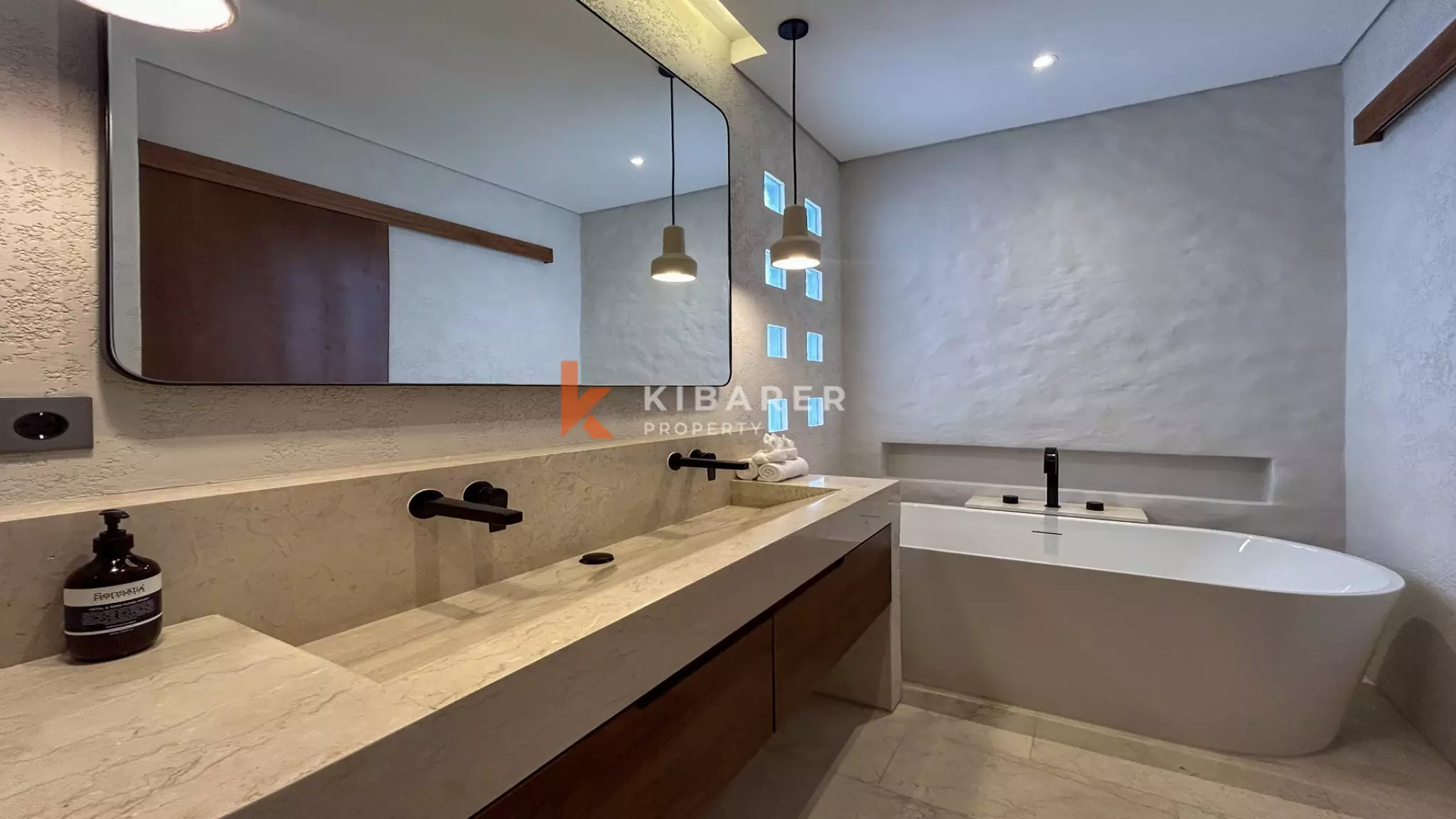 Vila Mewah Tiga Kamar Tidur Tertutup yang Elegan di Canggu