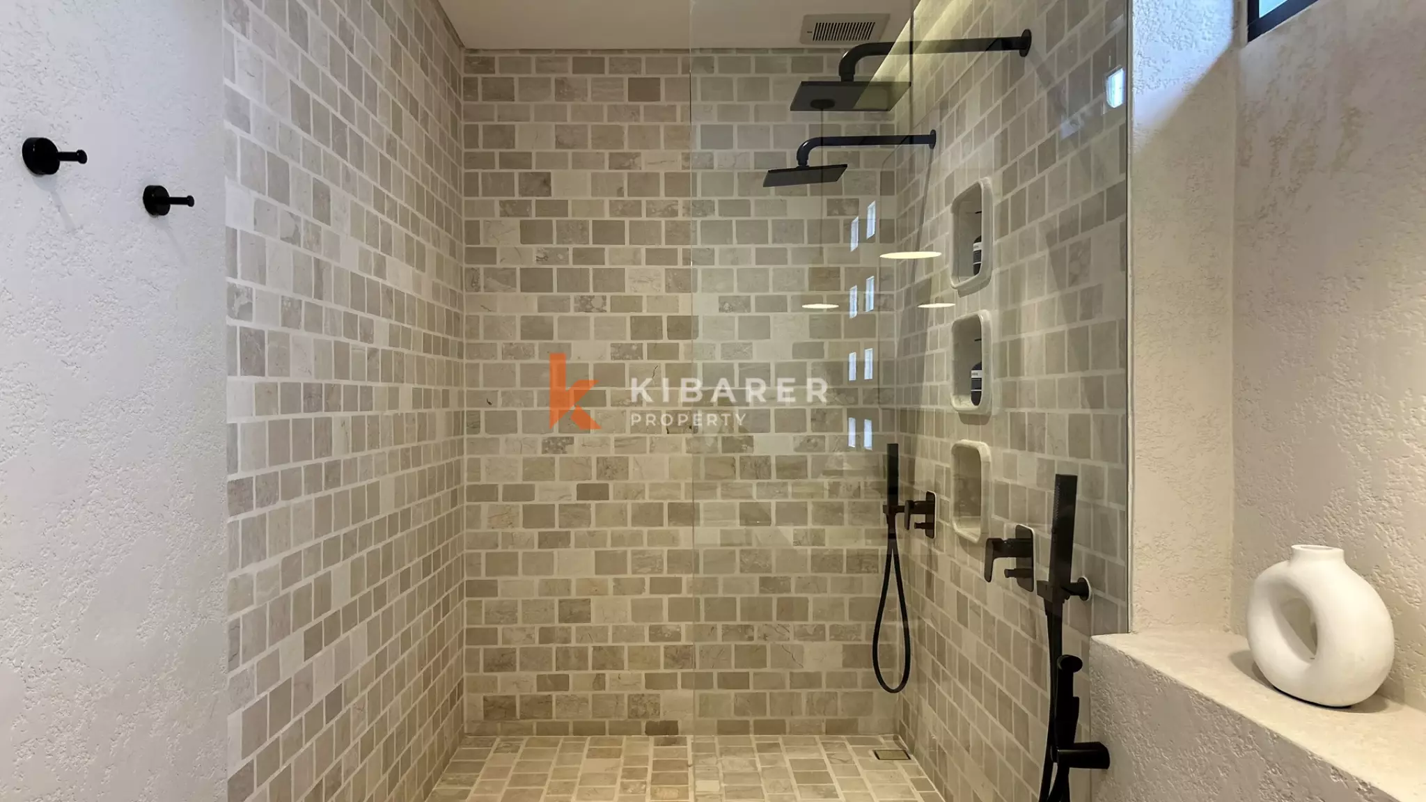 Vila Mewah Tiga Kamar Tidur Tertutup yang Elegan di Canggu