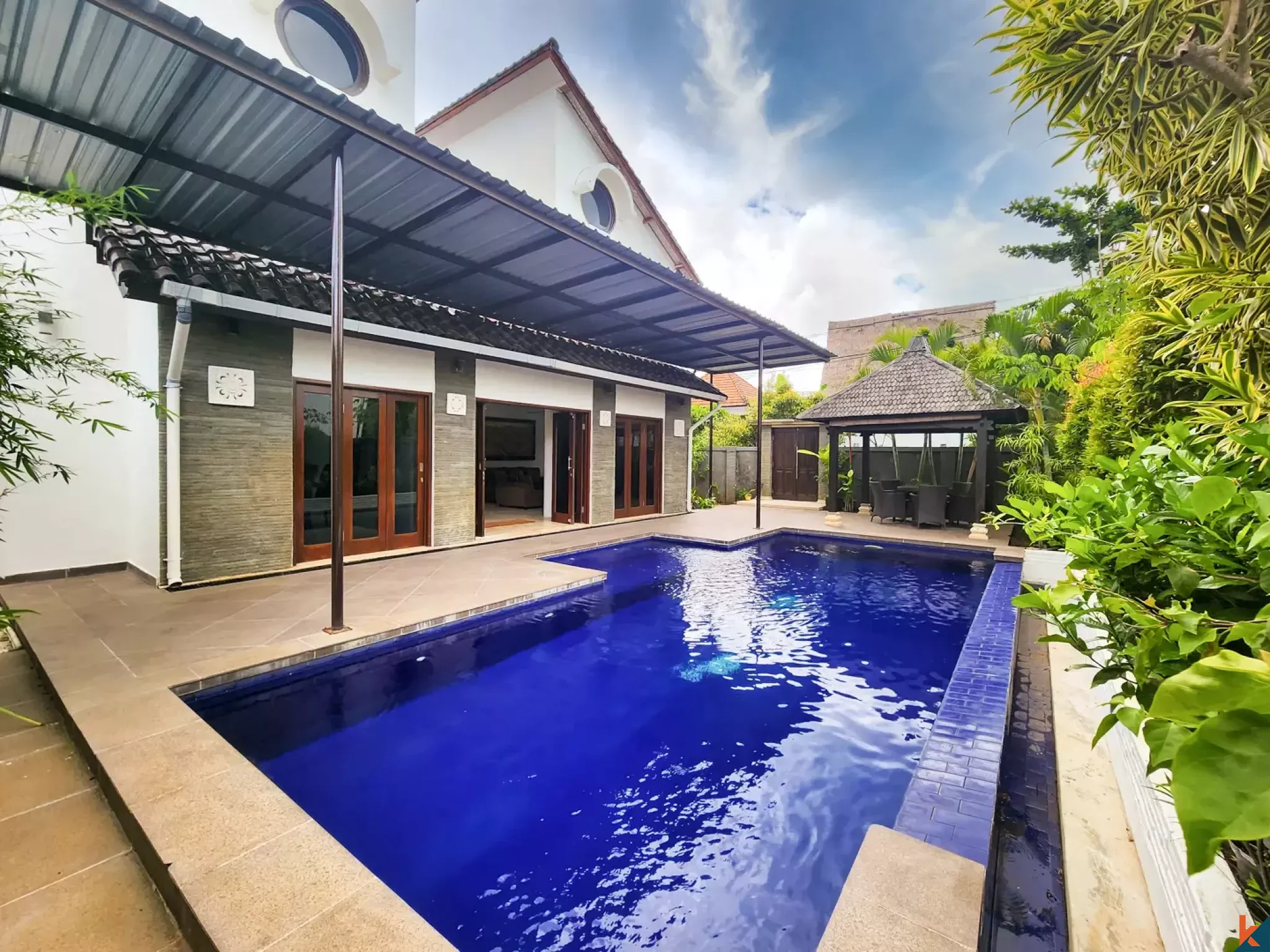 Properti tradisional yang menawan dengan enam kamar tidur di kawasan perumahan yang aman di Jimbaran