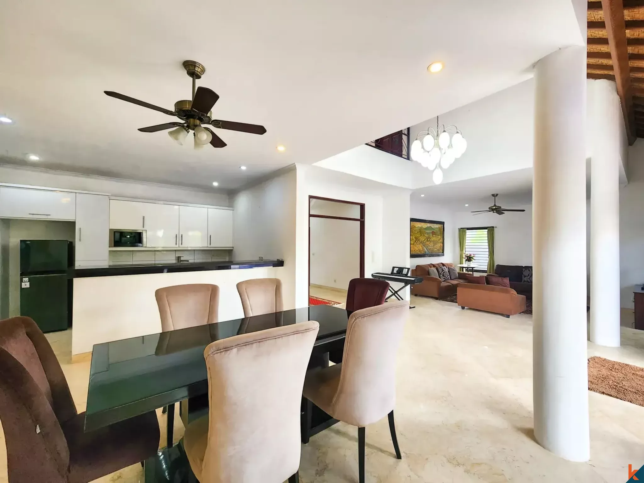 Properti tradisional yang menawan dengan enam kamar tidur di kawasan perumahan yang aman di Jimbaran