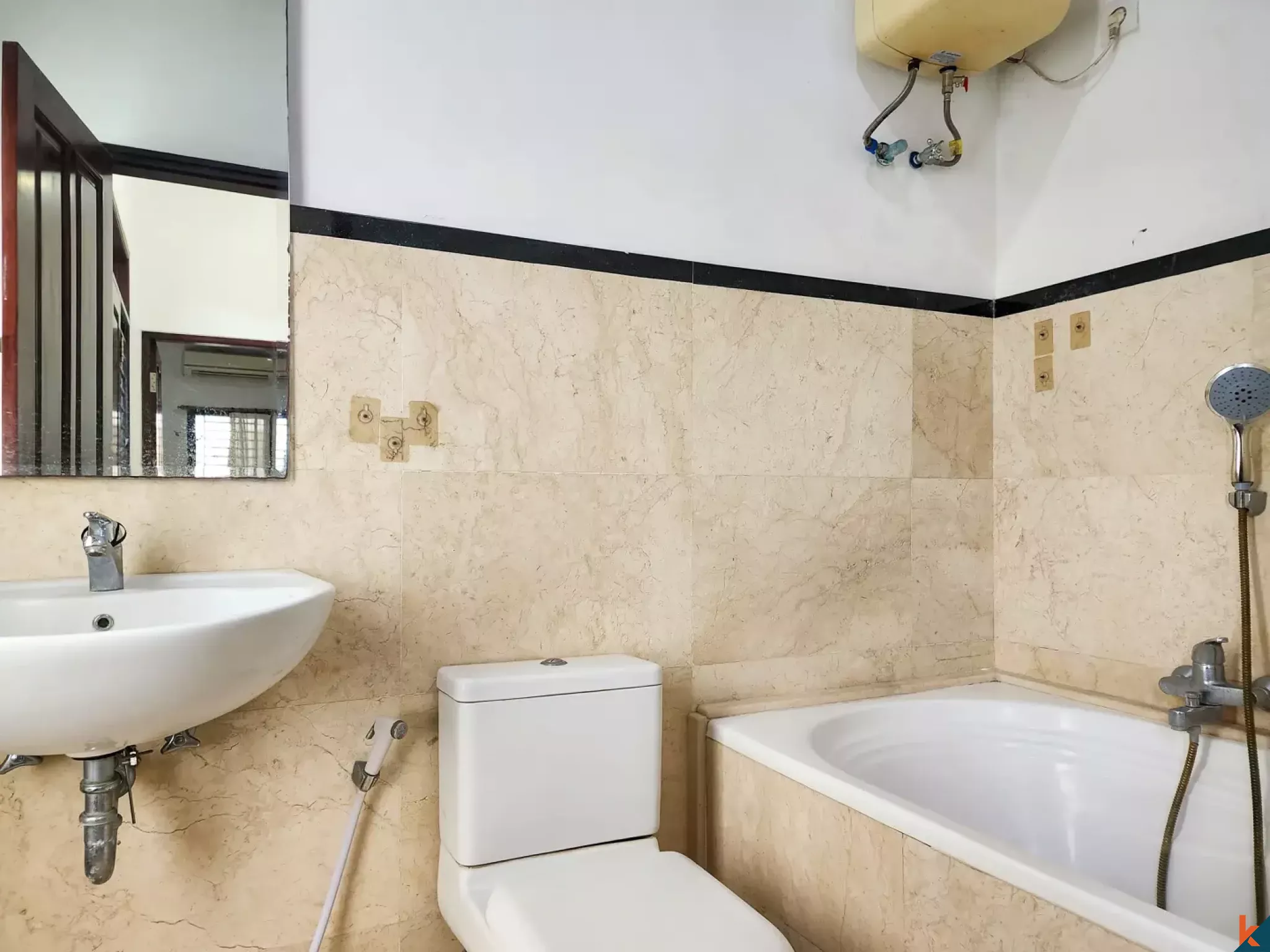 Properti tradisional yang menawan dengan enam kamar tidur di kawasan perumahan yang aman di Jimbaran