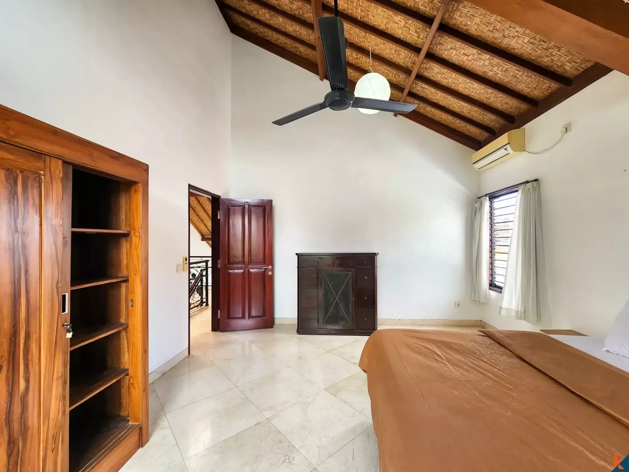 Properti tradisional yang menawan dengan enam kamar tidur di kawasan perumahan yang aman di Jimbaran