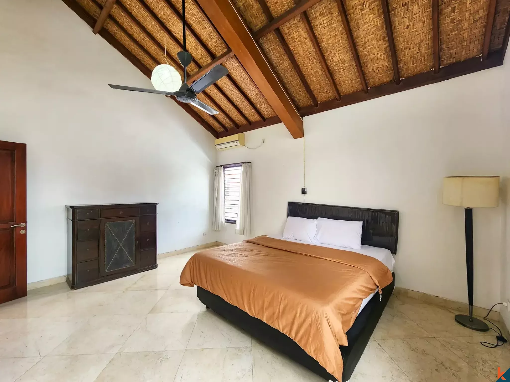 Properti tradisional yang menawan dengan enam kamar tidur di kawasan perumahan yang aman di Jimbaran