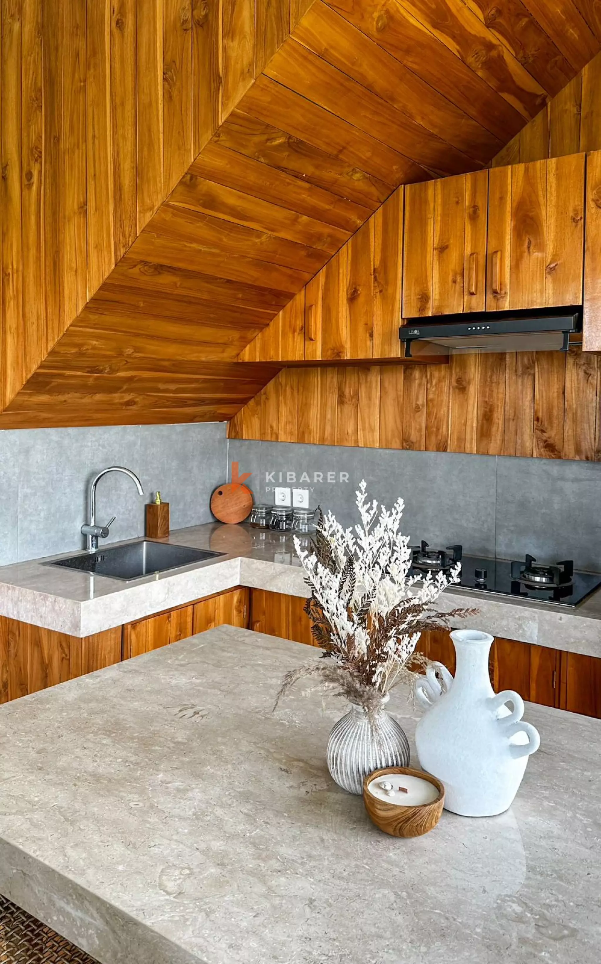 Charming Three-Bedroom Villa in Beachside Seseh