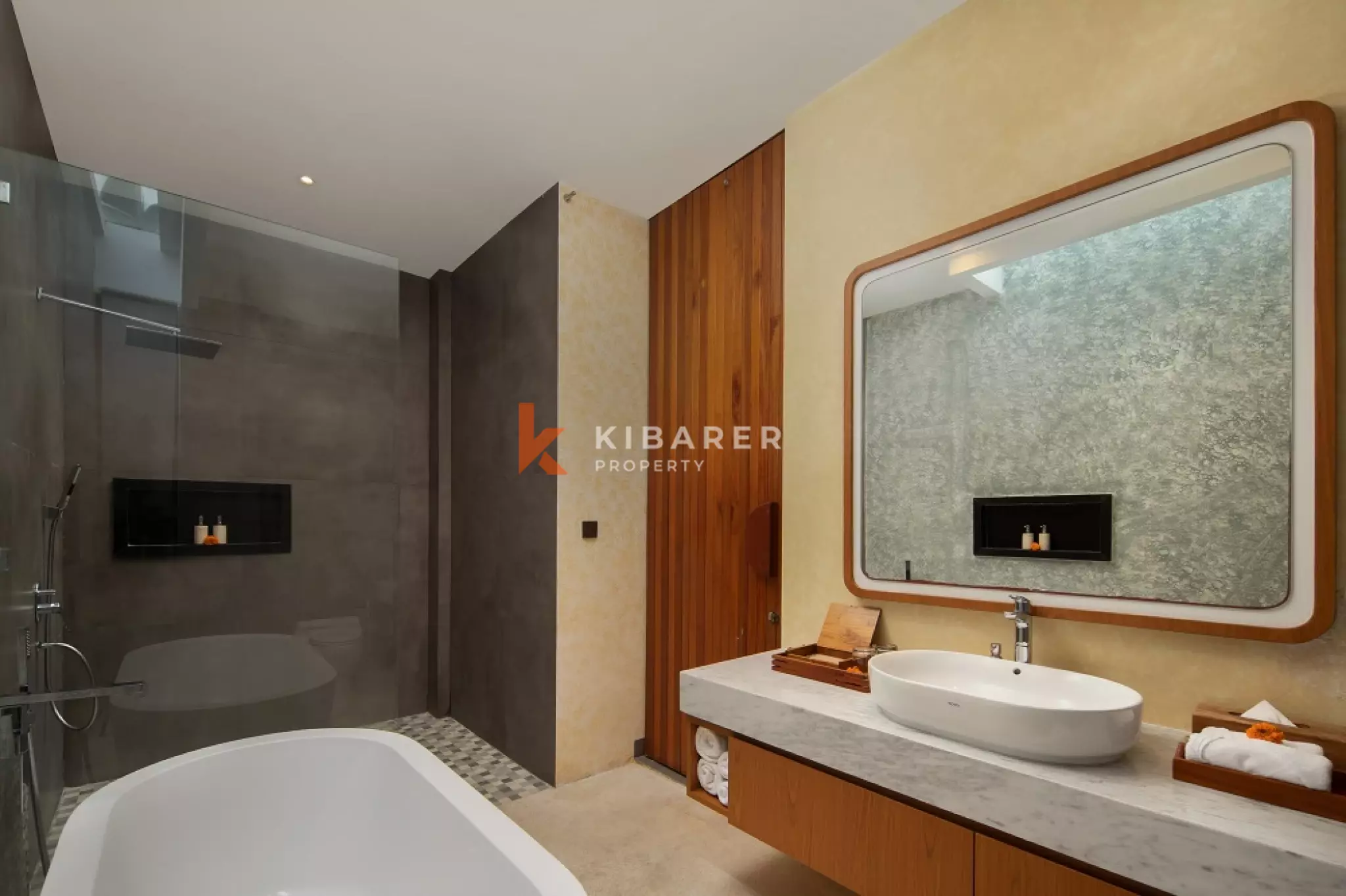 Vila Kayu Empat Kamar Tidur di Berawa