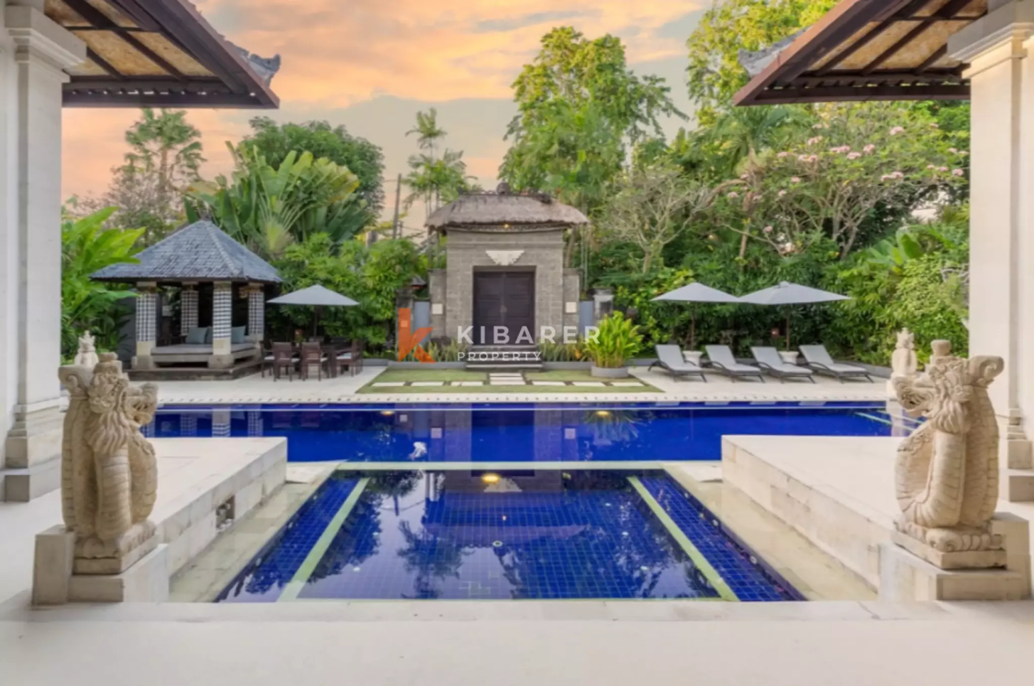 Tropical Hideaway - Vila Lima Kamar Tidur yang Luas di Segitiga Emas Seminyak
