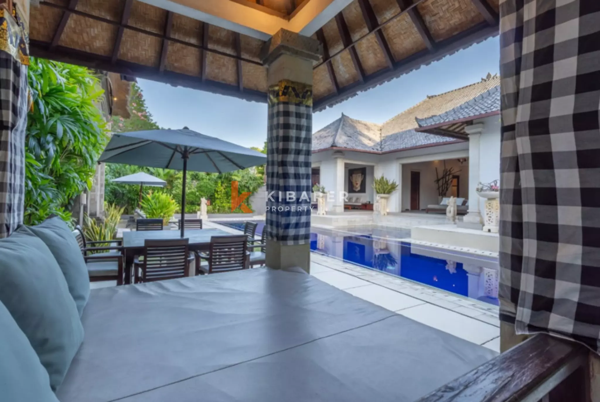 Tropical Hideaway - Vila Lima Kamar Tidur yang Luas di Segitiga Emas Seminyak