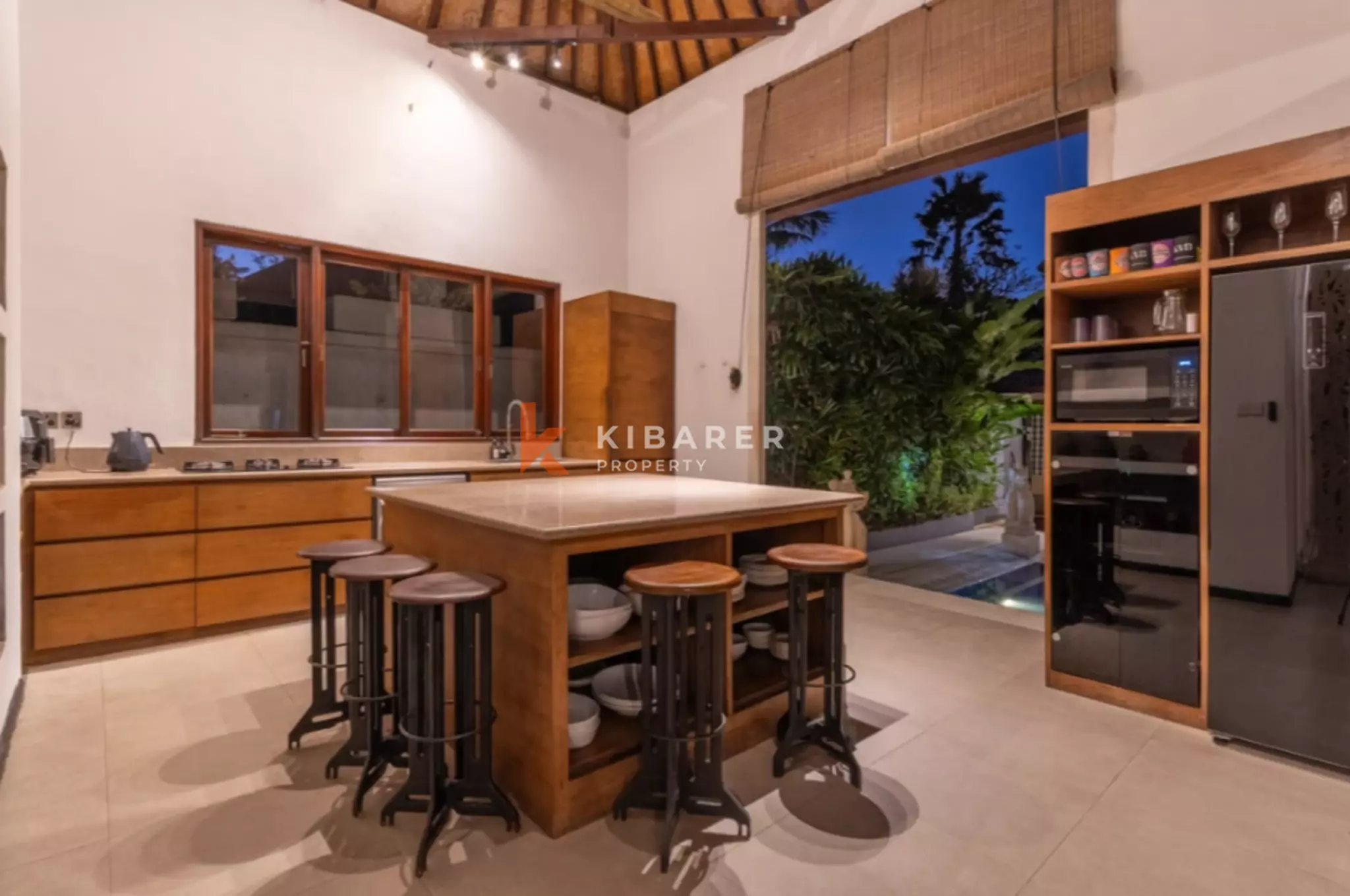 Tropical Hideaway - Vila Lima Kamar Tidur yang Luas di Segitiga Emas Seminyak