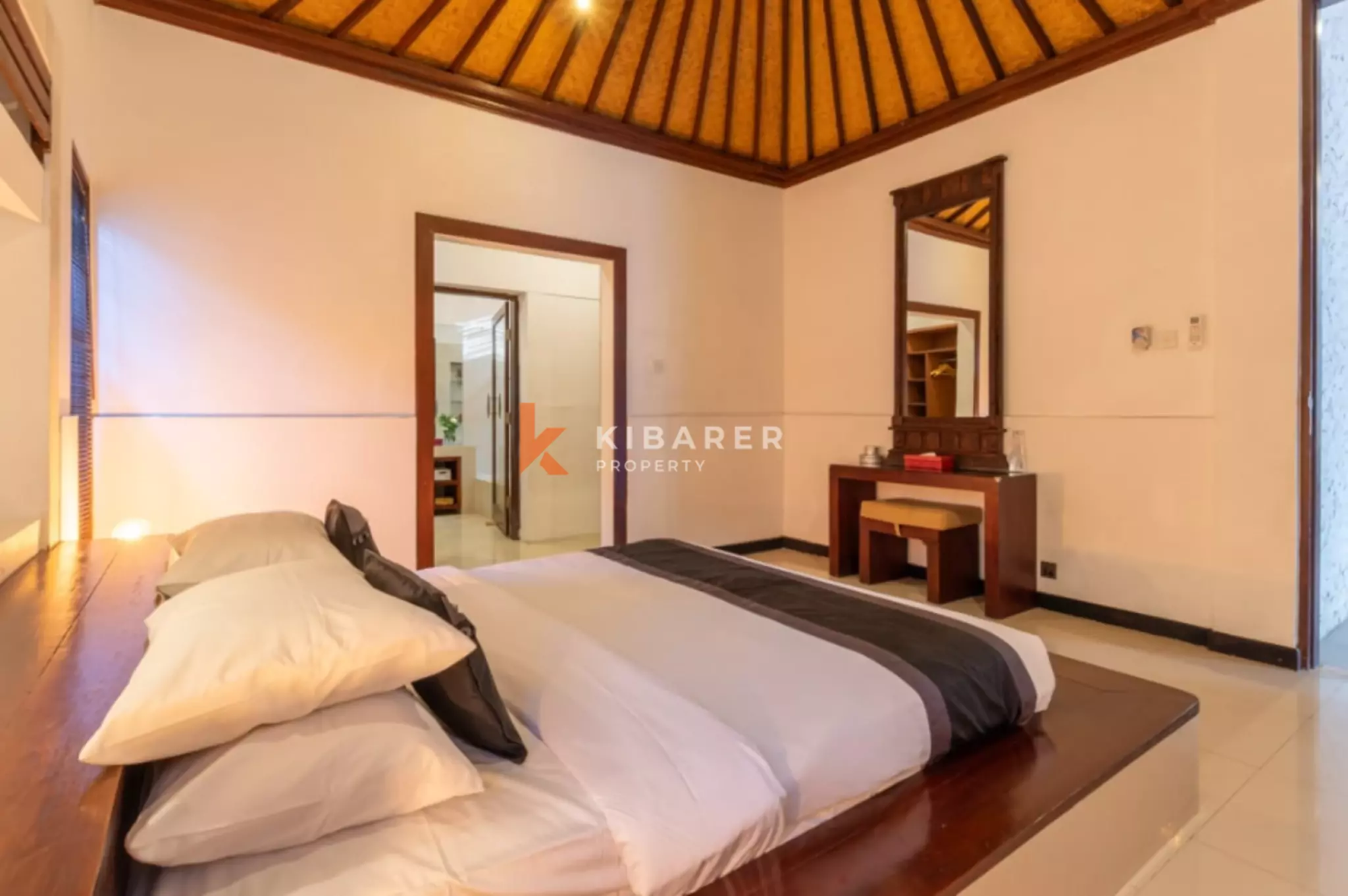 Tropical Hideaway - Vila Lima Kamar Tidur yang Luas di Segitiga Emas Seminyak
