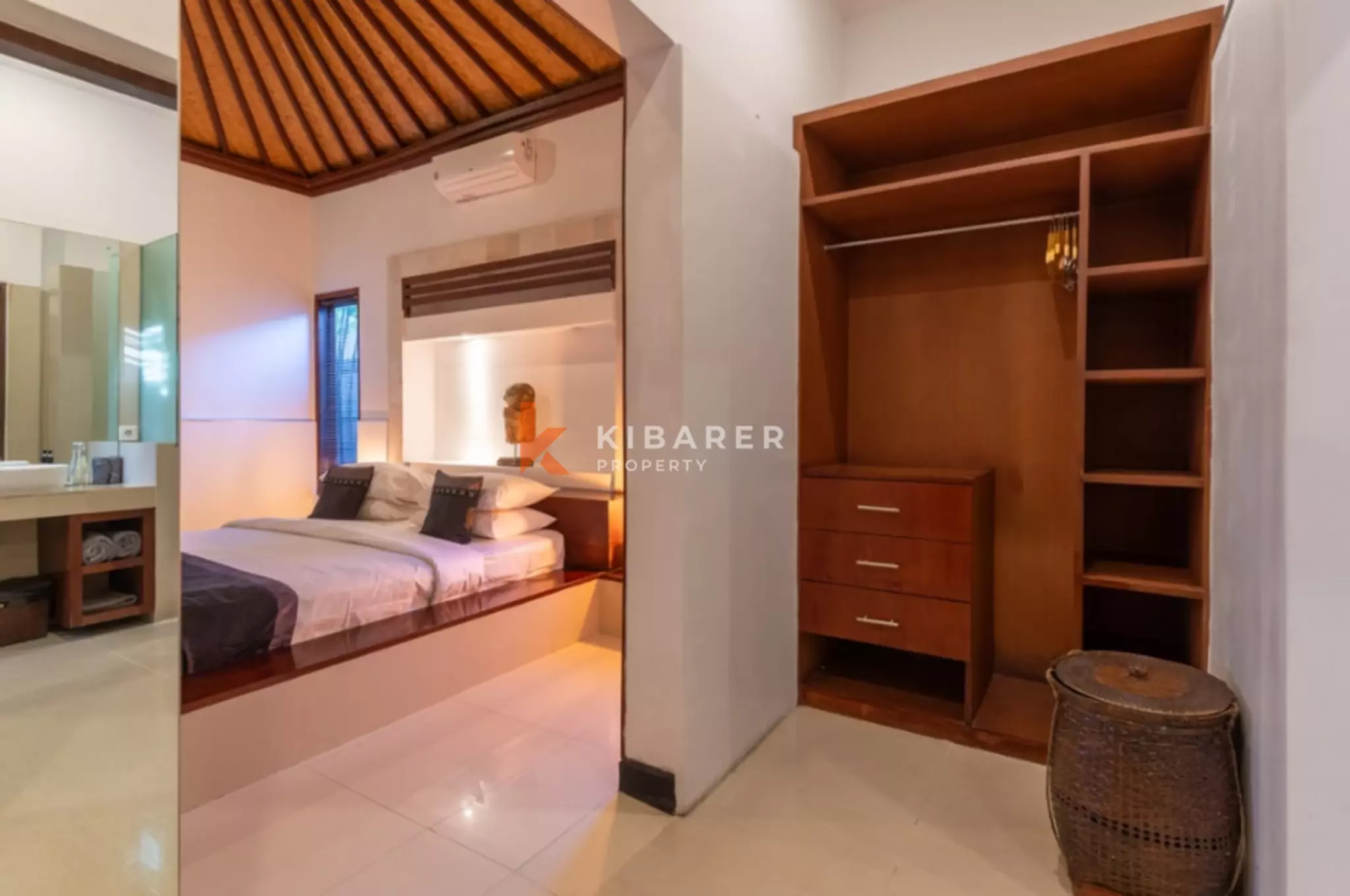 Tropical Hideaway - Vila Lima Kamar Tidur yang Luas di Segitiga Emas Seminyak